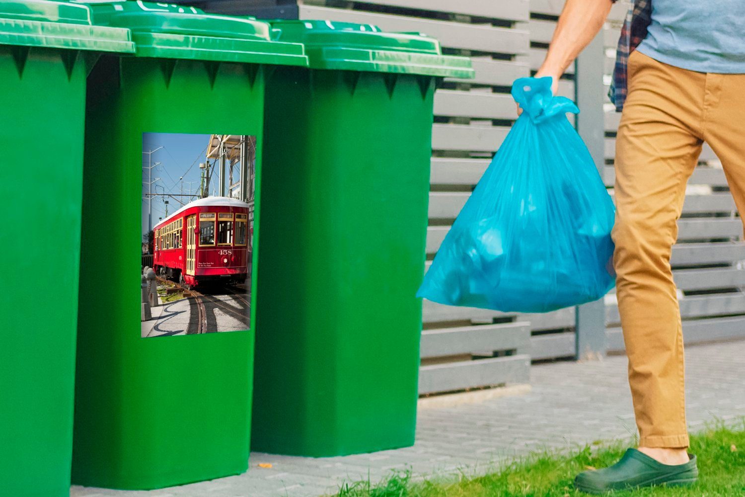 New in MuchoWow Sticker, Menschen Container, Straßenbahn Orleans Wandsticker Eine (1 mit Mülltonne, Mülleimer-aufkleber, St), rote Abfalbehälter