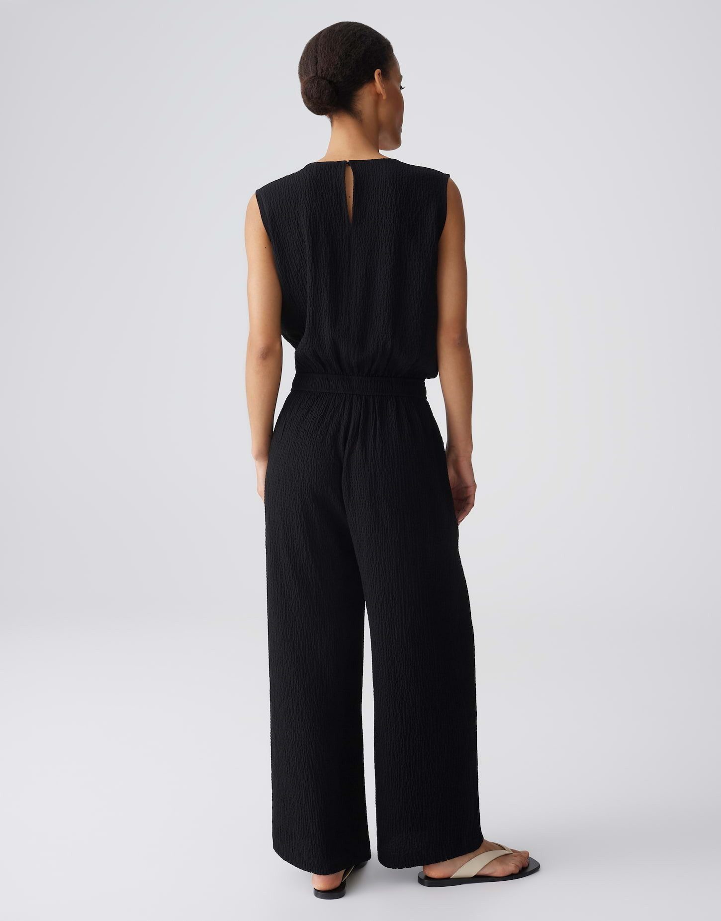 OPUS Jumpsuit MYLARA mit Seersucker-Struktur Ärmelloser Schnitt und V-Ausschnitt wirken modern