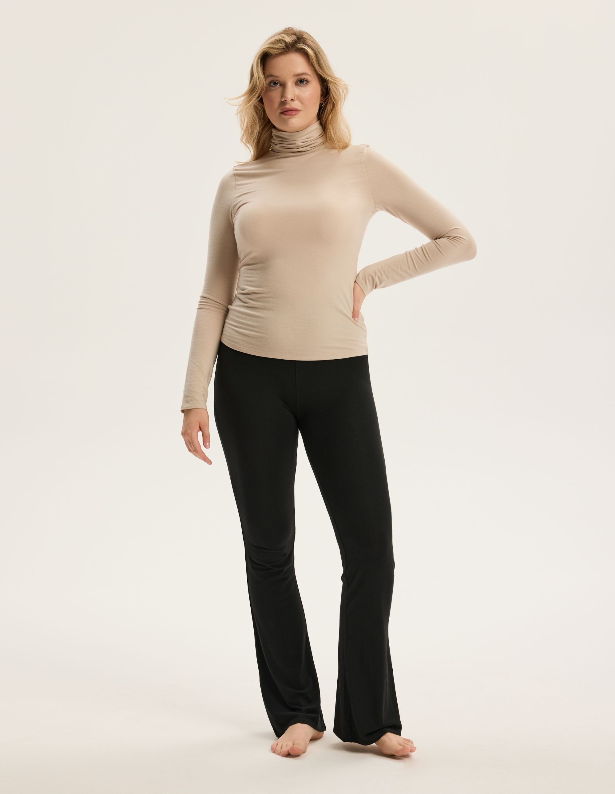 ESOTIQ Blusenshirt Figurbetontes Modal-Langarmshirt mit Rollkragen. Comodo