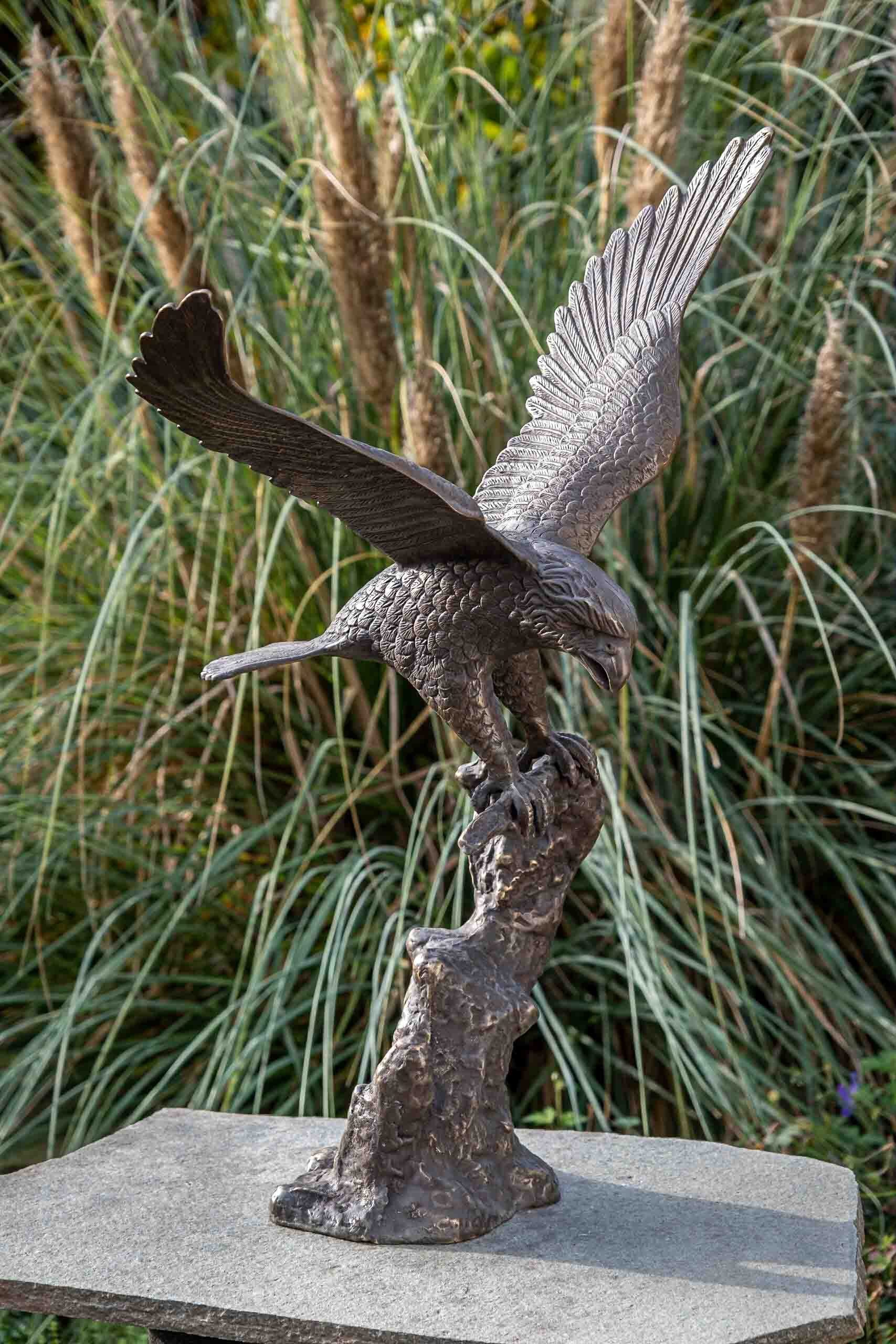 IDYL Gartenfigur IDYL Bronze-Skulptur Fliegender Adler, Bronze – sehr robust – Langlebig – witterungsbeständig gegen Frost, Regen und UV-Strahlung. Die Modelle werden in Wachsausschmelzverfahren in Bronze gegossen und von Hand patiniert.