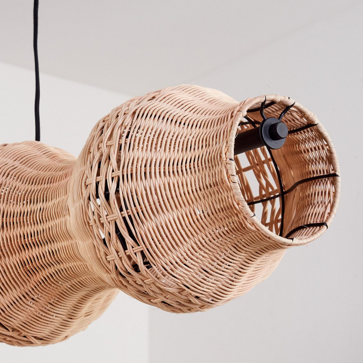 hofstein Pendelleuchte Hängelampe aus Metall/Rattan in Schwarz/Naturfarben, ohne Leuchtmittel, Hängeleuchte im skandinavischen Design, Boho-Style, max. 170 cm, 4xE27