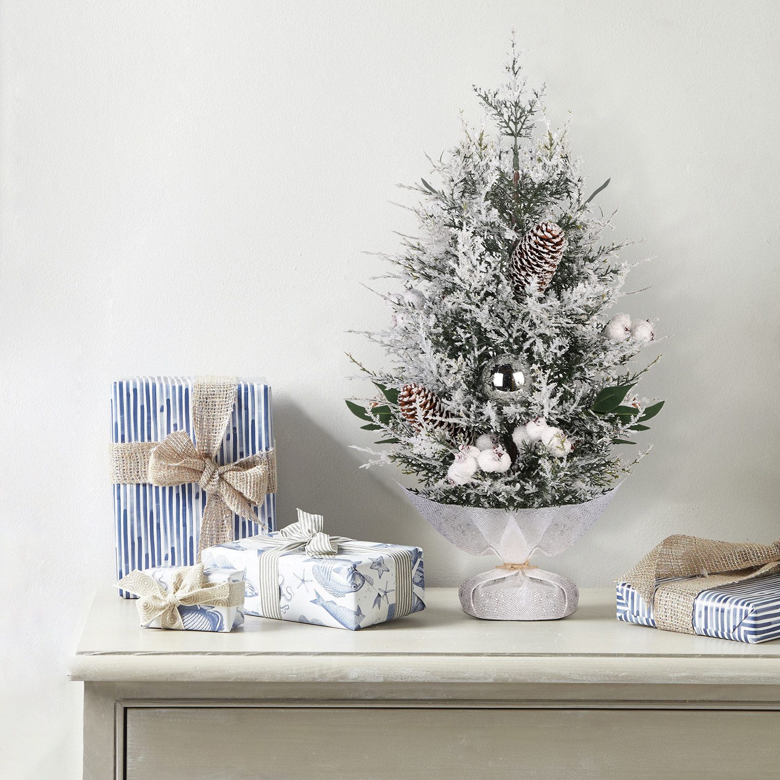 Salcar Künstlicher Weihnachtsbaum 50 cm Mini Christbaum mit Weihnachtsbaum Deko, mit Schnee, aus 100% PE, Mini Tannenbaum mit Schnee und Zementbasis – Bild 2 von 5