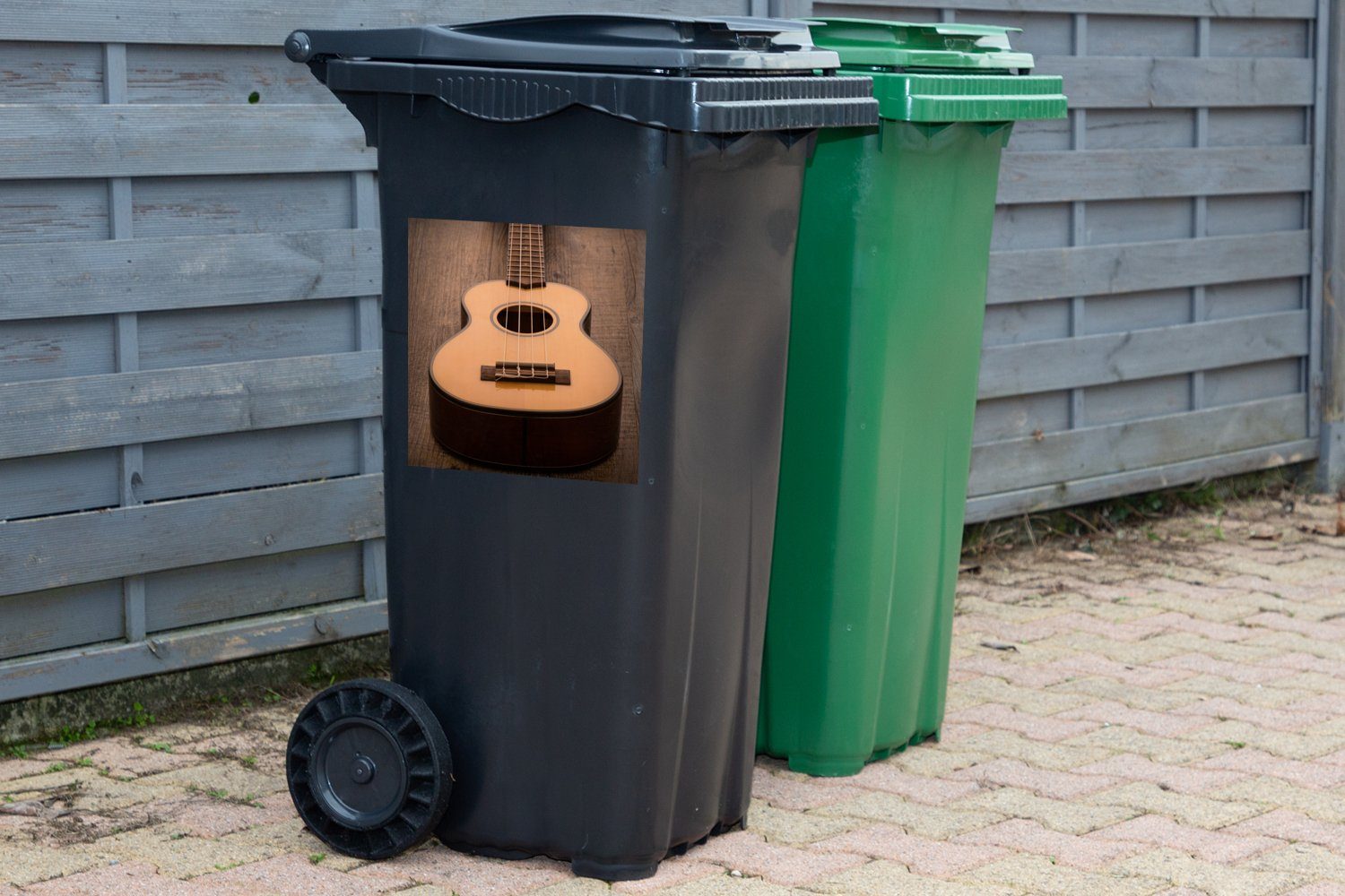 (1 Sticker, Mülleimer-aufkleber, Akustische Wandsticker MuchoWow Gitarre St), Abfalbehälter einem Mülltonne, auf Container, Holztisch