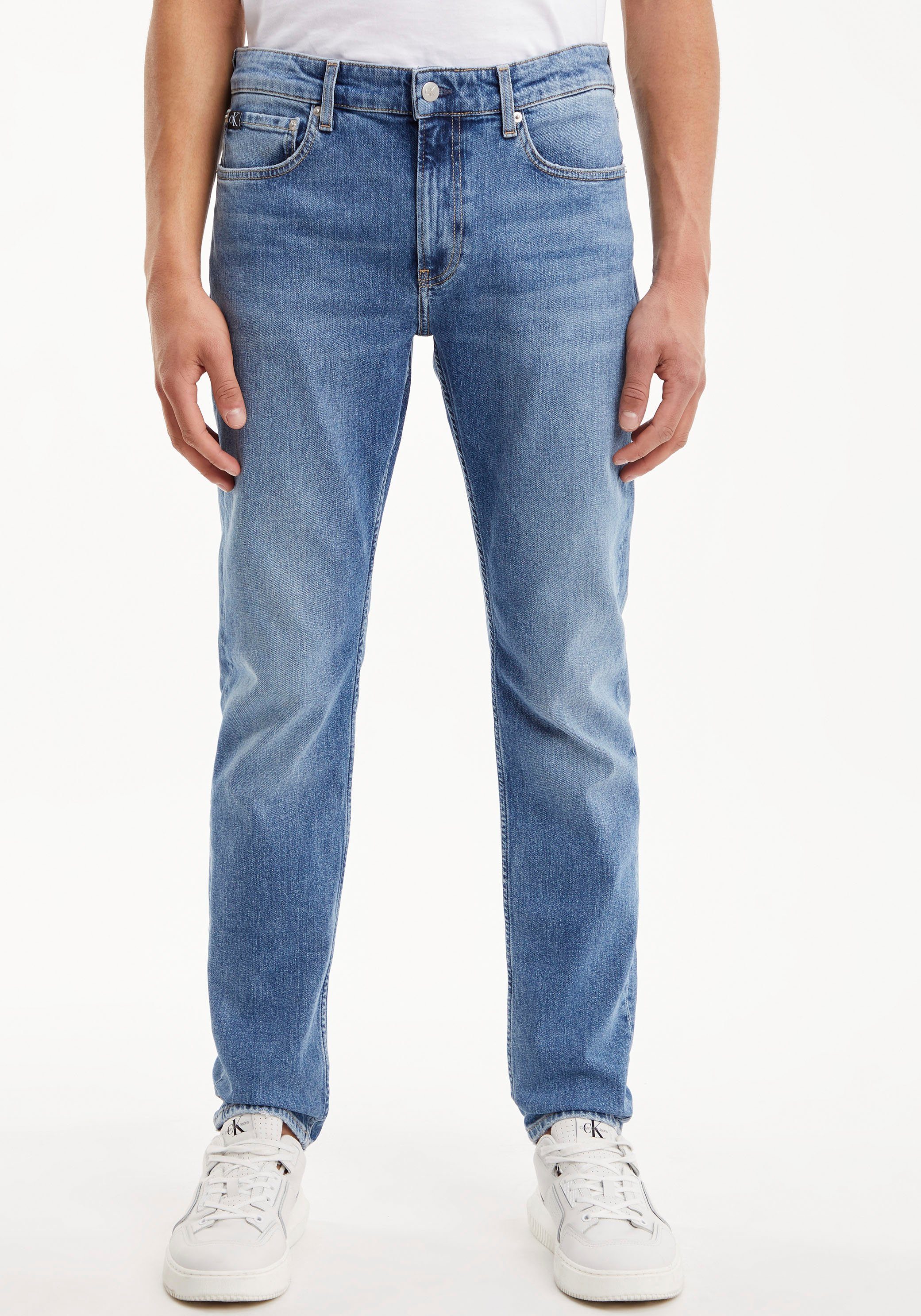 Ein Produkt, das bei jungen Leuten beliebt ist Calvin Klein Jeans Tapered-fit-Jeans TAPER mit SLIM Calvin Leder-Badge Klein