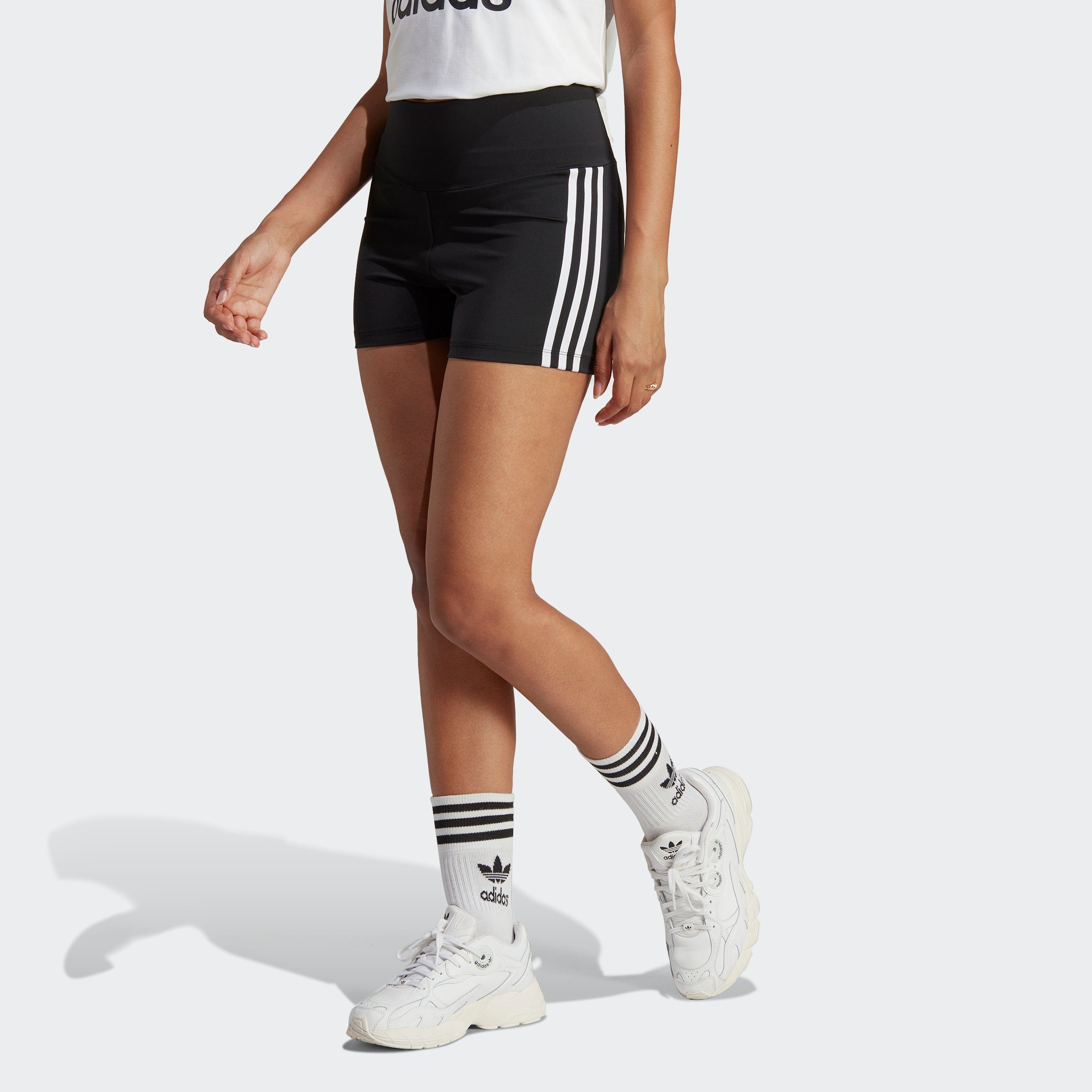 adidas Originals Shorts ADICOLOR CLASSICS TRACEABLE (1-tlg), Stretchige  Shorts mit mittelhohem Bund und aus Parley Ocean