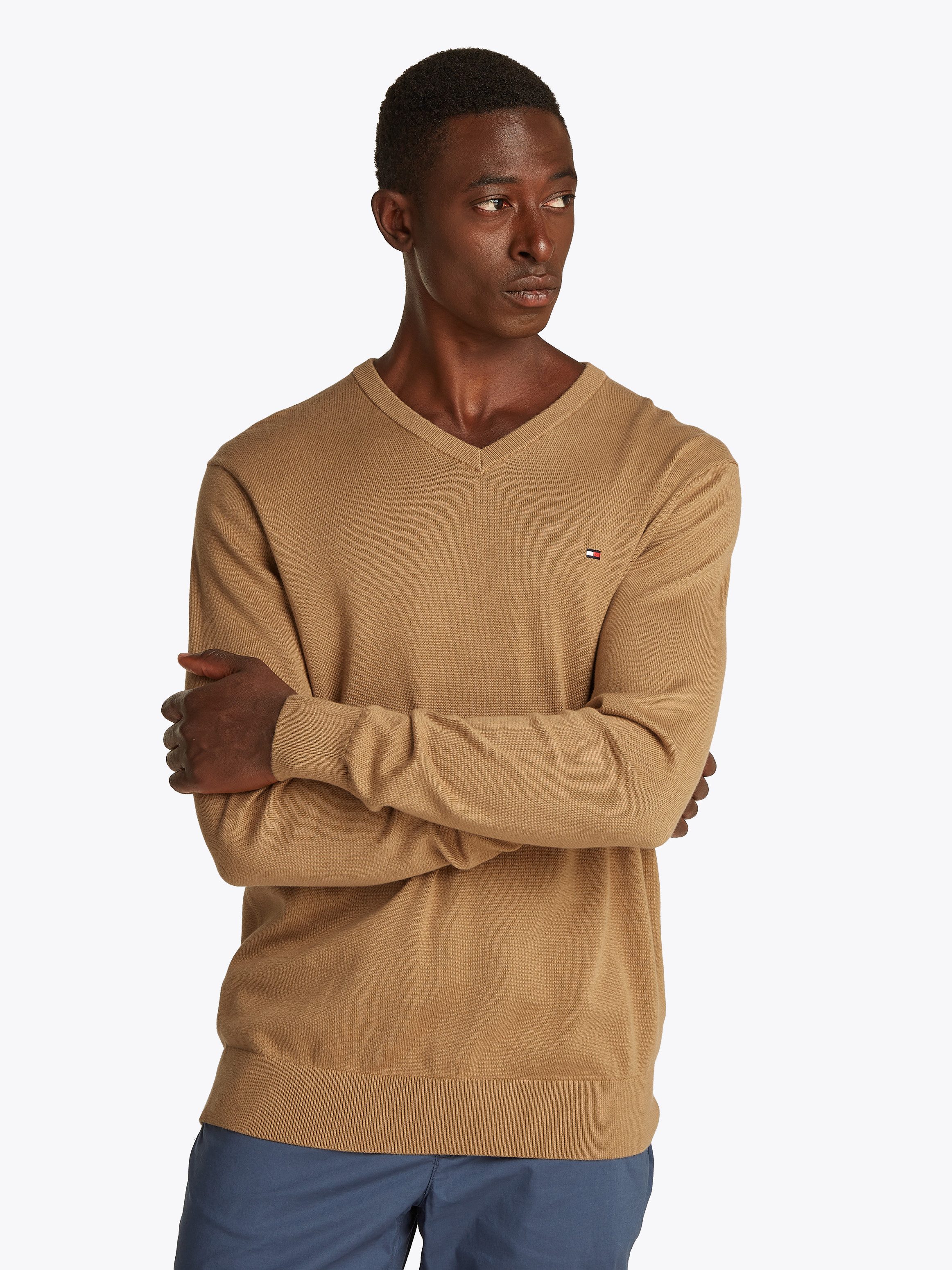 Tommy Hilfiger Strickpullover ESSENTIAL COTTON V NECK mit V-Ausschnitt und Stickerei unifarben, casual, regular fit, Baumwolle, V-Ausschnitt