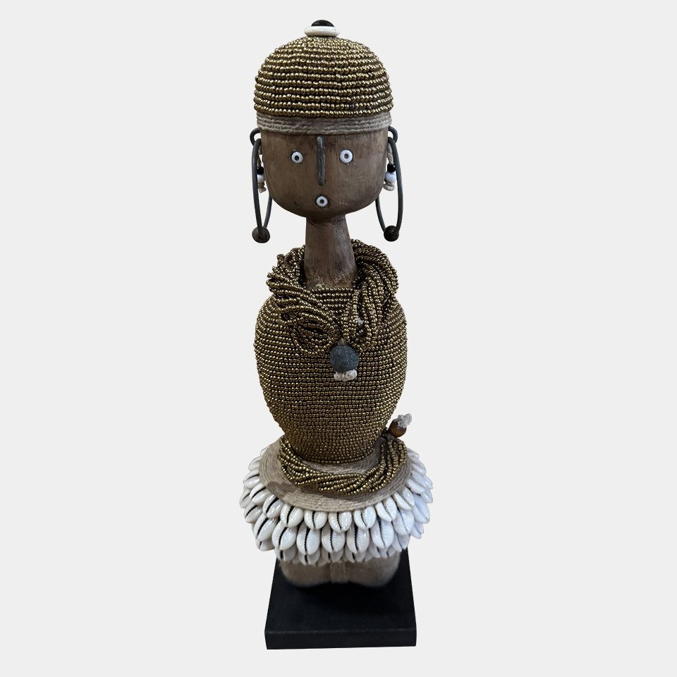 African Rainbow Craft Dekoobjekt (Namji Puppe mit goldenem Kleid & Perlenkette (Kamerun) – Mittel)
