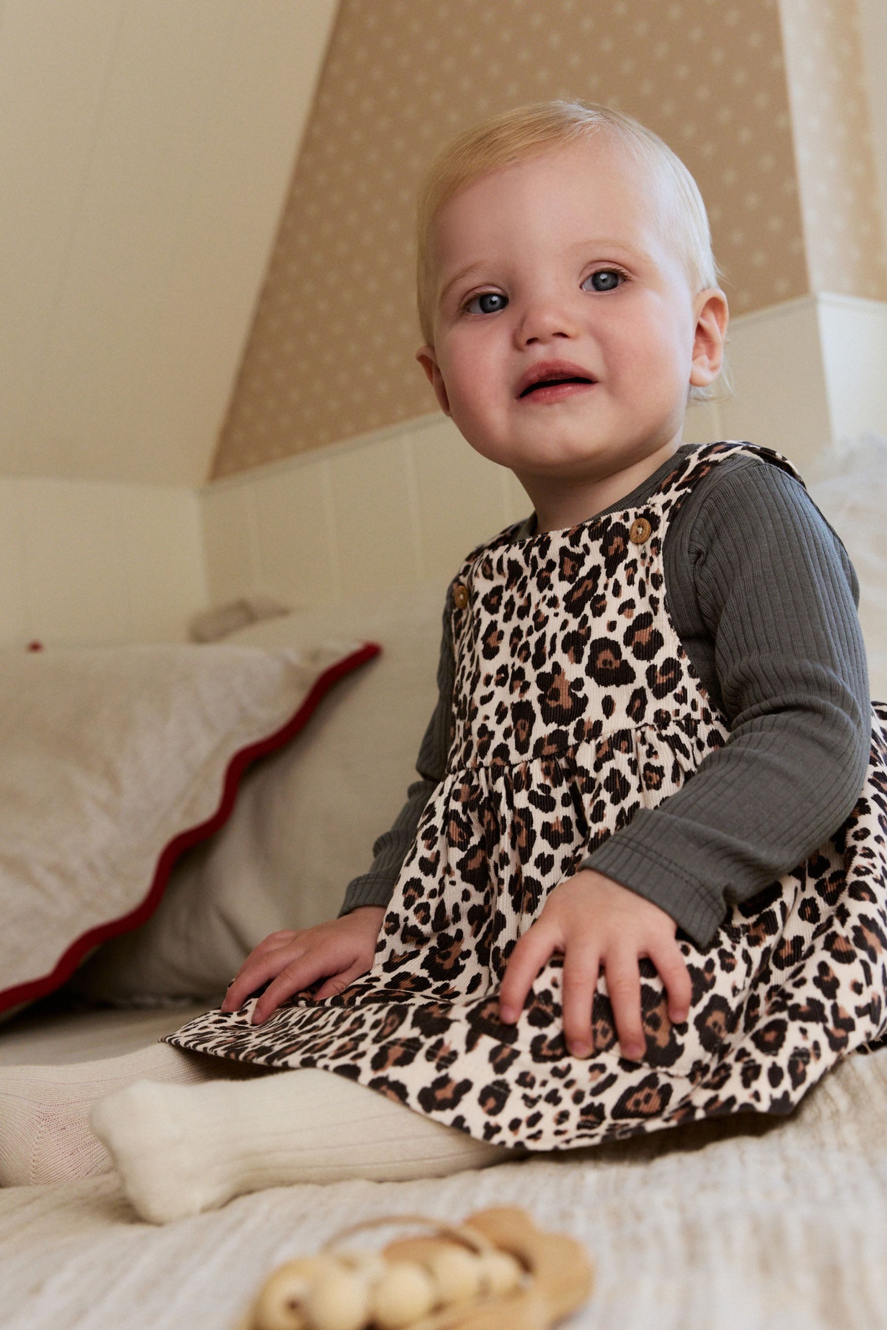 Next Latzkleid Baby-Set: Latzkleid, Langarm-Bodysuit, Strumpfhose (3-tlg)