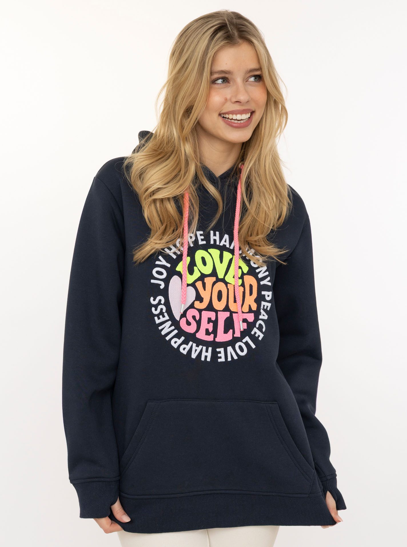 Zwillingsherz Hoodie "Love Yourslef" runde große Frontstickerei, farbige Kordel, Kängurutasche