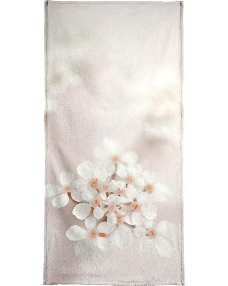 Juniqe Handtuch Pastel Flower Queen Ann Lace - Handtuch Einseitig, Frottee-Veloursqualität (1-St), Bedruckte Oberseite in weicher Frottee-Veloursqualität.