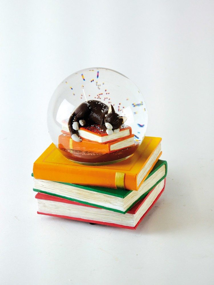 Musicboxworld Spieluhr Spieluhr 100 mm Glitzerkugel Katze auf dem Bücherstapel