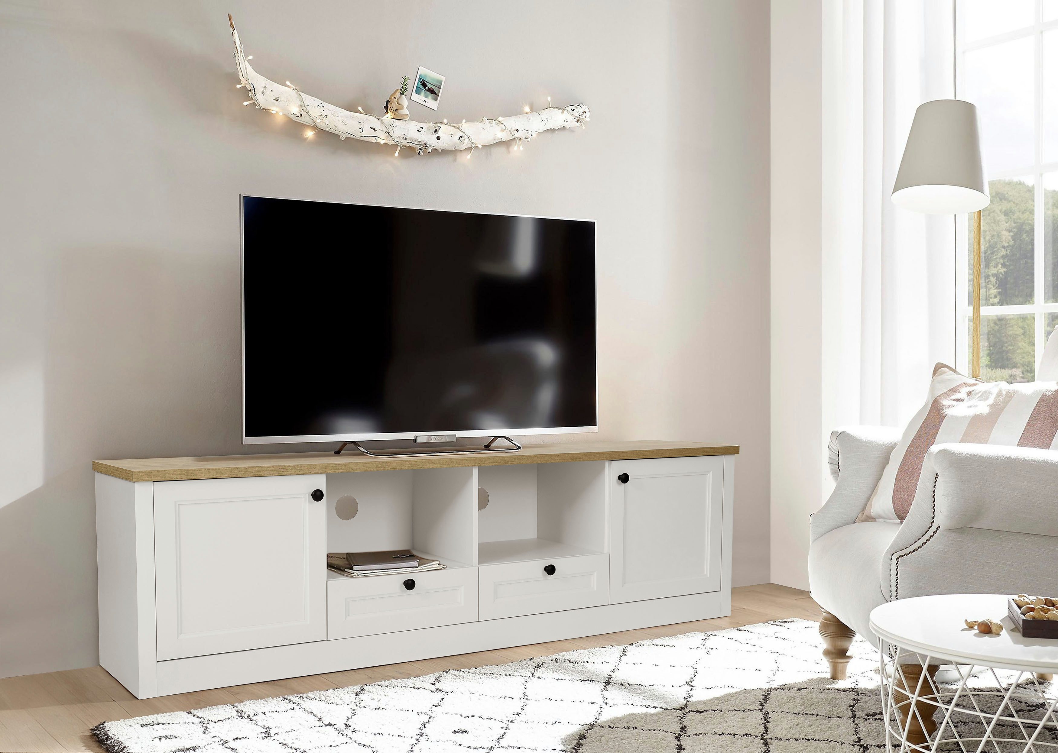 OTTO home TV-Board Ismund, aus MDF, mit Holz-Zierleiste, schwarzem Metallgriff, Breite 180 cm