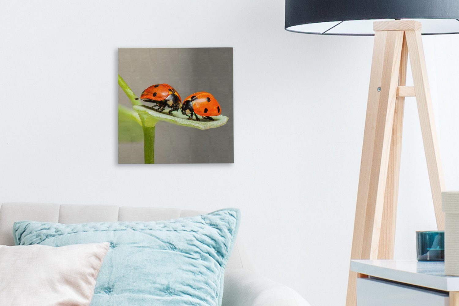 Leinwand (1 Leinwandbild Wohnzimmer für auf Bilder OneMillionCanvasses® Zwei Schlafzimmer St), Blatt, Marienkäfer