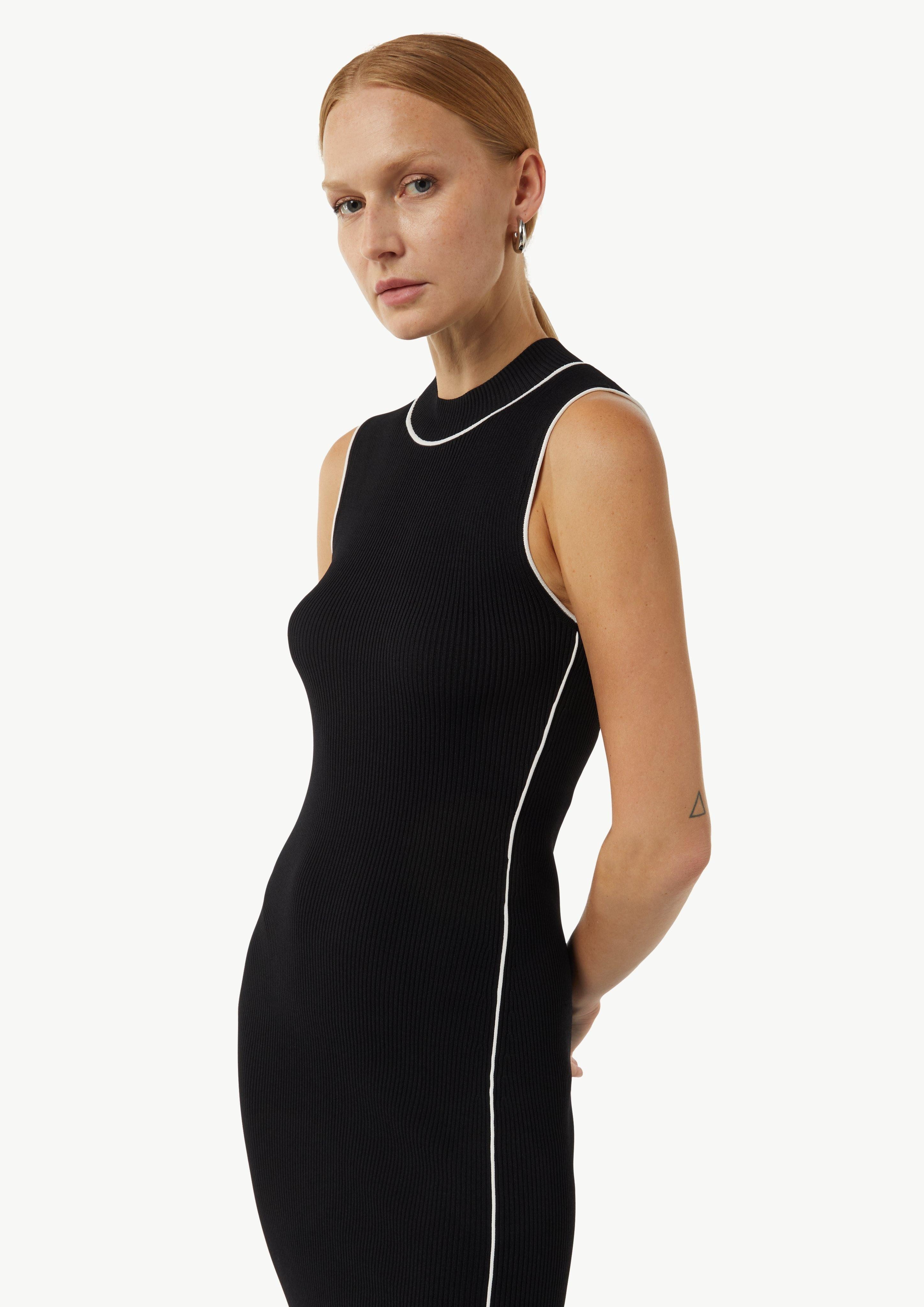 Comma Maxikleid Figurbetontes Rippstrickkleid mit Kontrastdetails günstig online kaufen