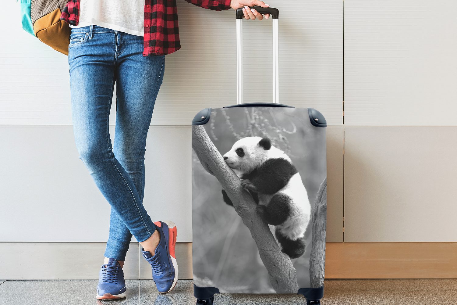 mit Trolley, und Junger schwarz für rollen, Panda Handgepäck MuchoWow auf Baum Reisekoffer Ferien, weiß, klettert einen Handgepäckkoffer Reisetasche 4 - Rollen,