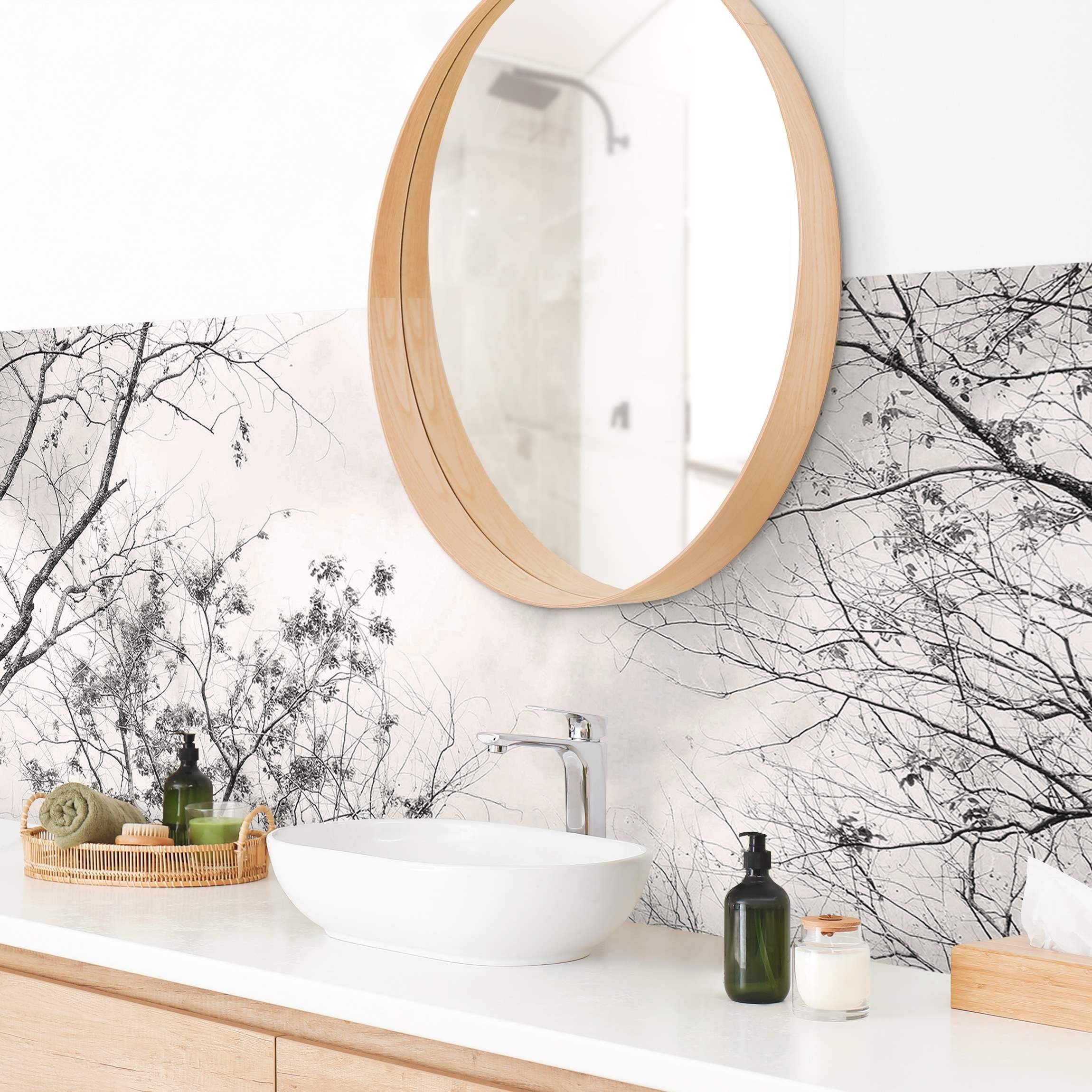 Bilderdepot24 Badrückwand grau fugenlose Wandverkleidung Bad Tropisch, (Hartfolie matt » Selbstklebend SMART 0,35 mm), wasserfestes Wandpaneel Baumkronen Himmel Warmgrau