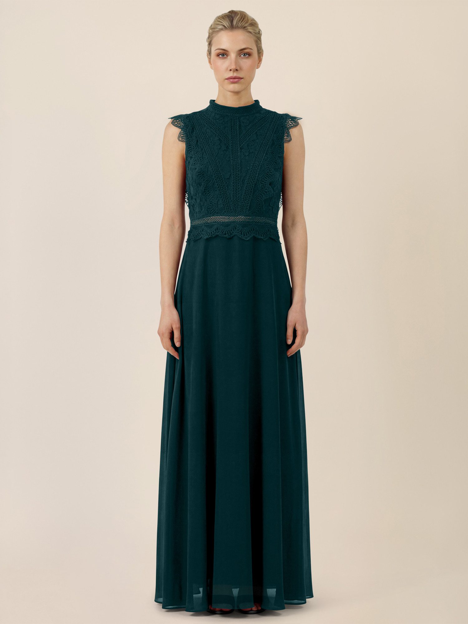 Apart Abendkleid mit Häkelspitze und Stehkragen