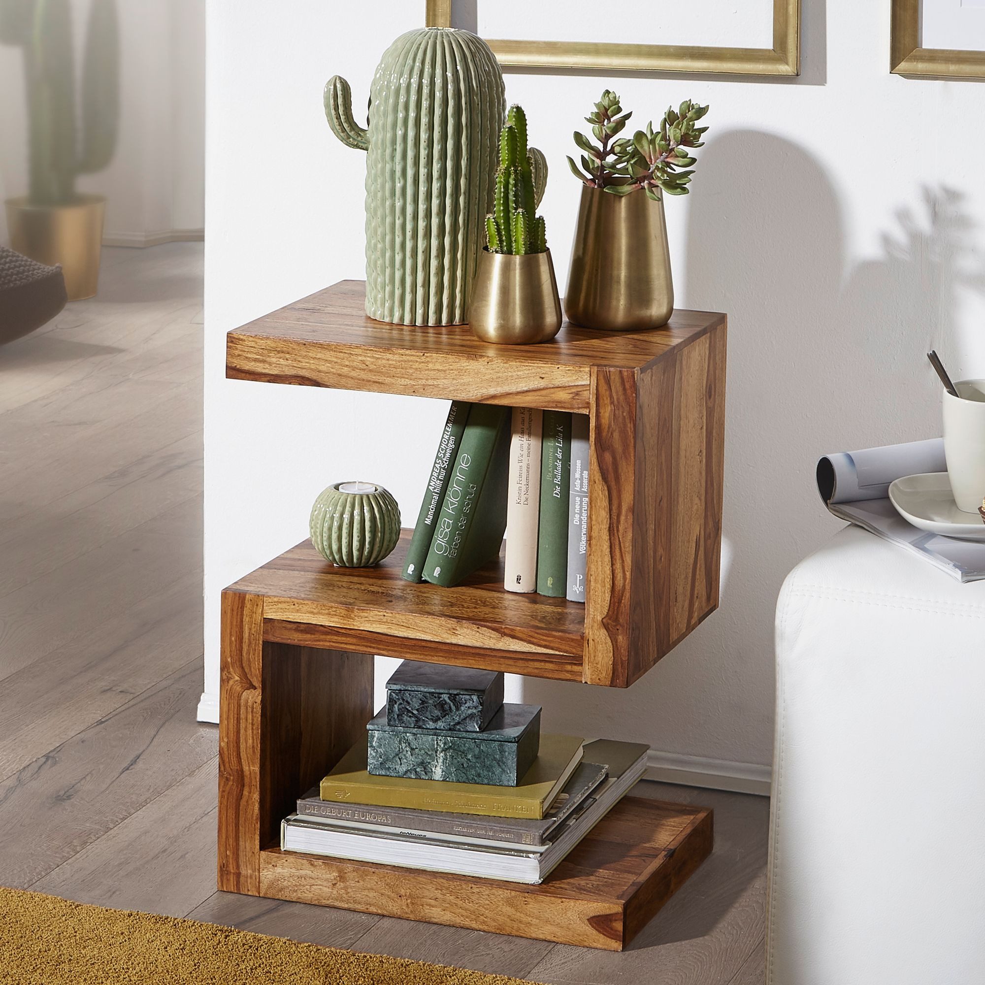 furnicato Beistelltisch S-Form 44x60x30 Massivholz, Walnuss Finish (1-St), Handgefertigter Zeitungsständer mit praktischer Ablagefläche