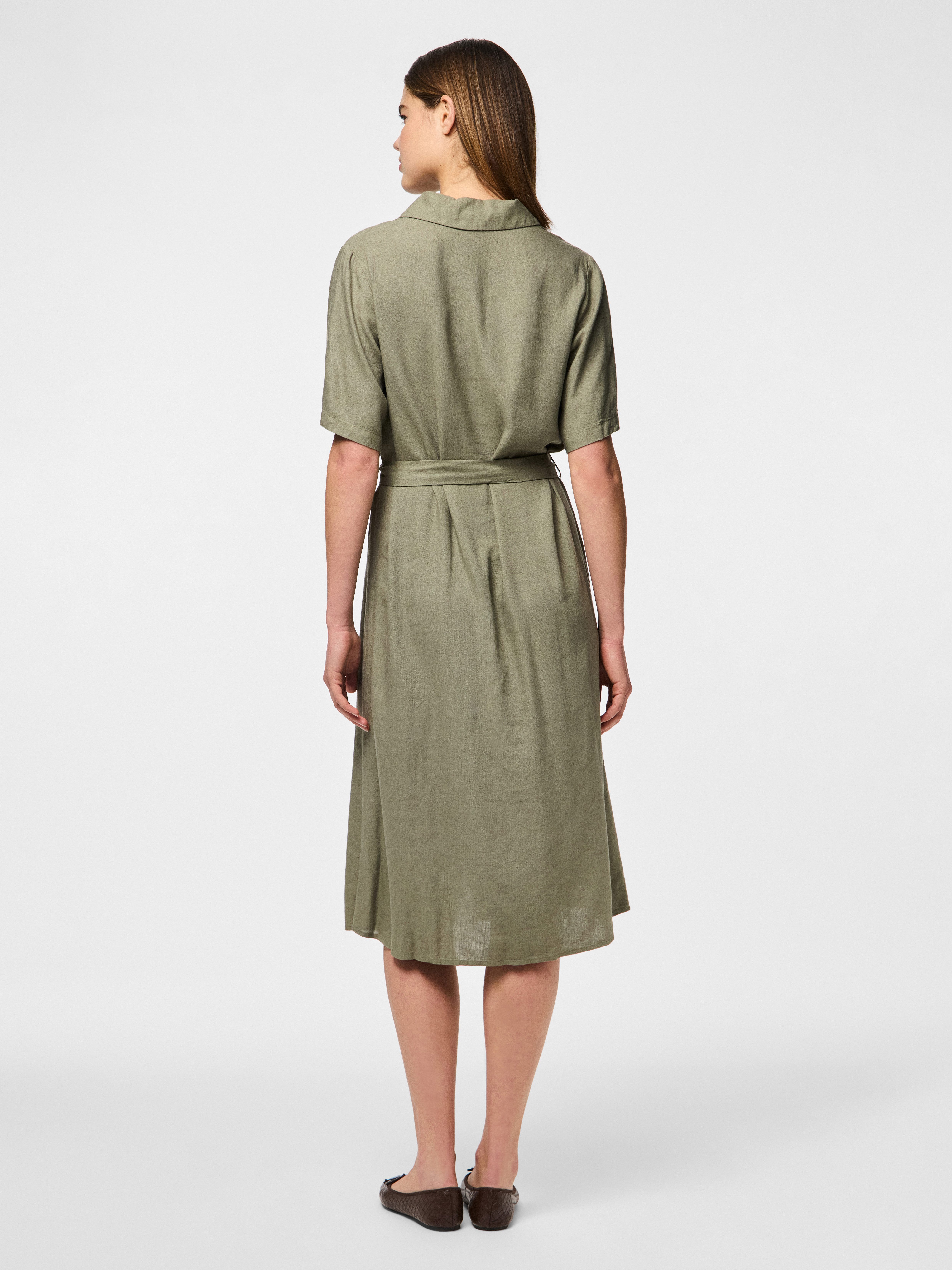 pieces Hemdblusenkleid PCPIA 2/4 MIDI SHIRT DRESS WVN NOOS mit Bindegürtel