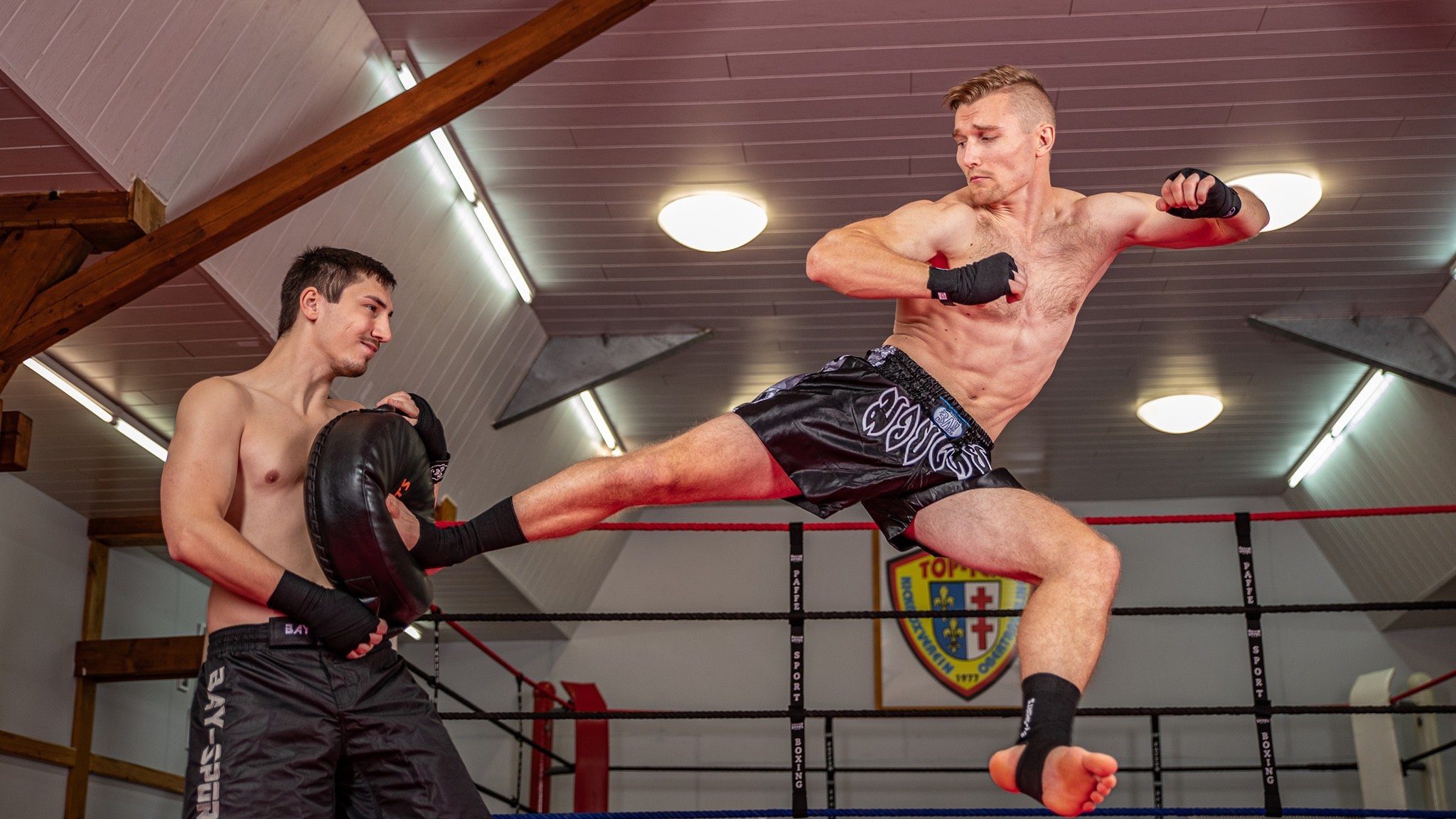 BAY-Sports Sporthose Thaiboxhose Thaiboxen Hose Shorts Muay Thai Kick REMY schwarz/pink (1-tlg) Kixkboxen, MMA, für Kinder und Erwachsene