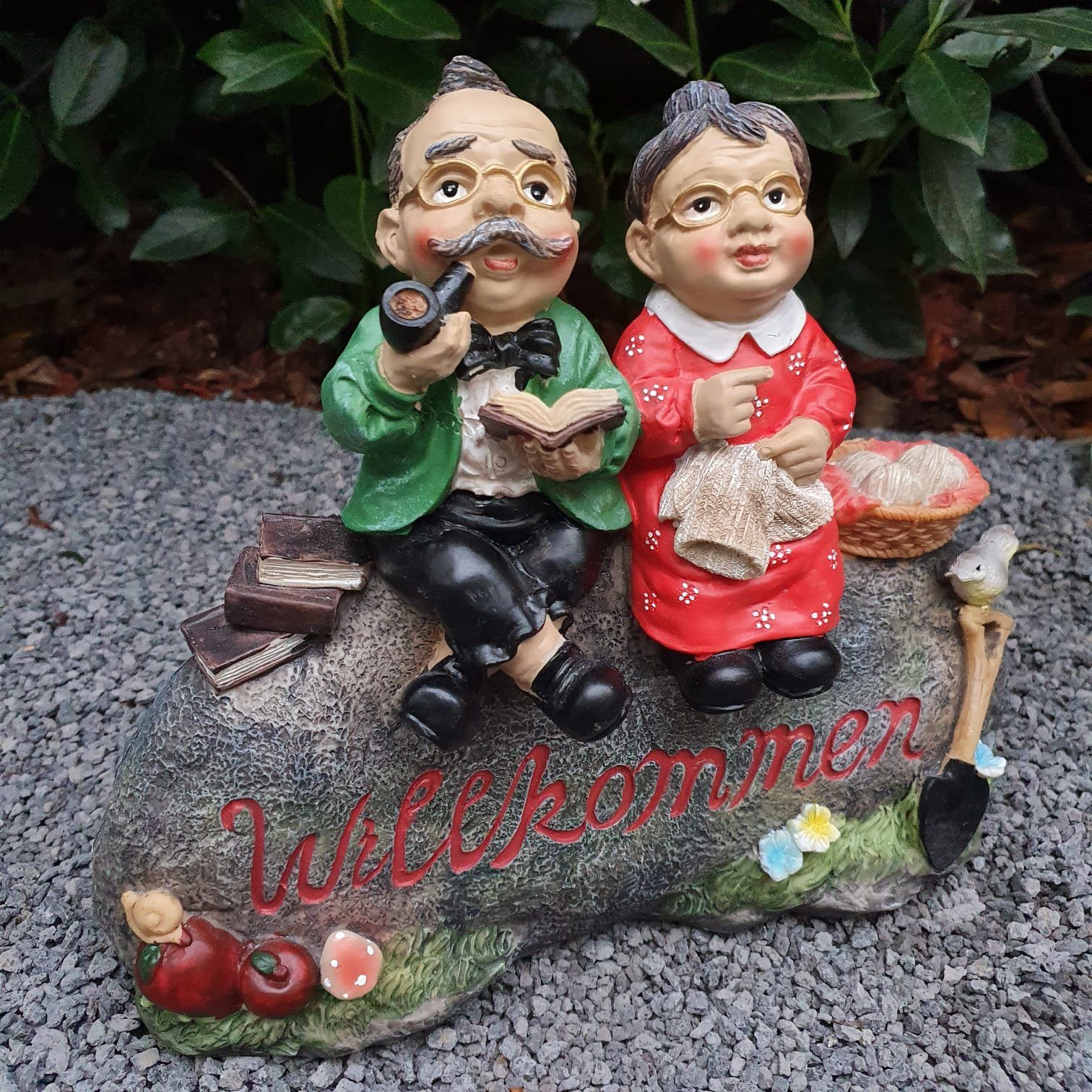 Aspinaworld Gartenfigur Oma und Opa Figur sitzen auf einem Stein 26 cm