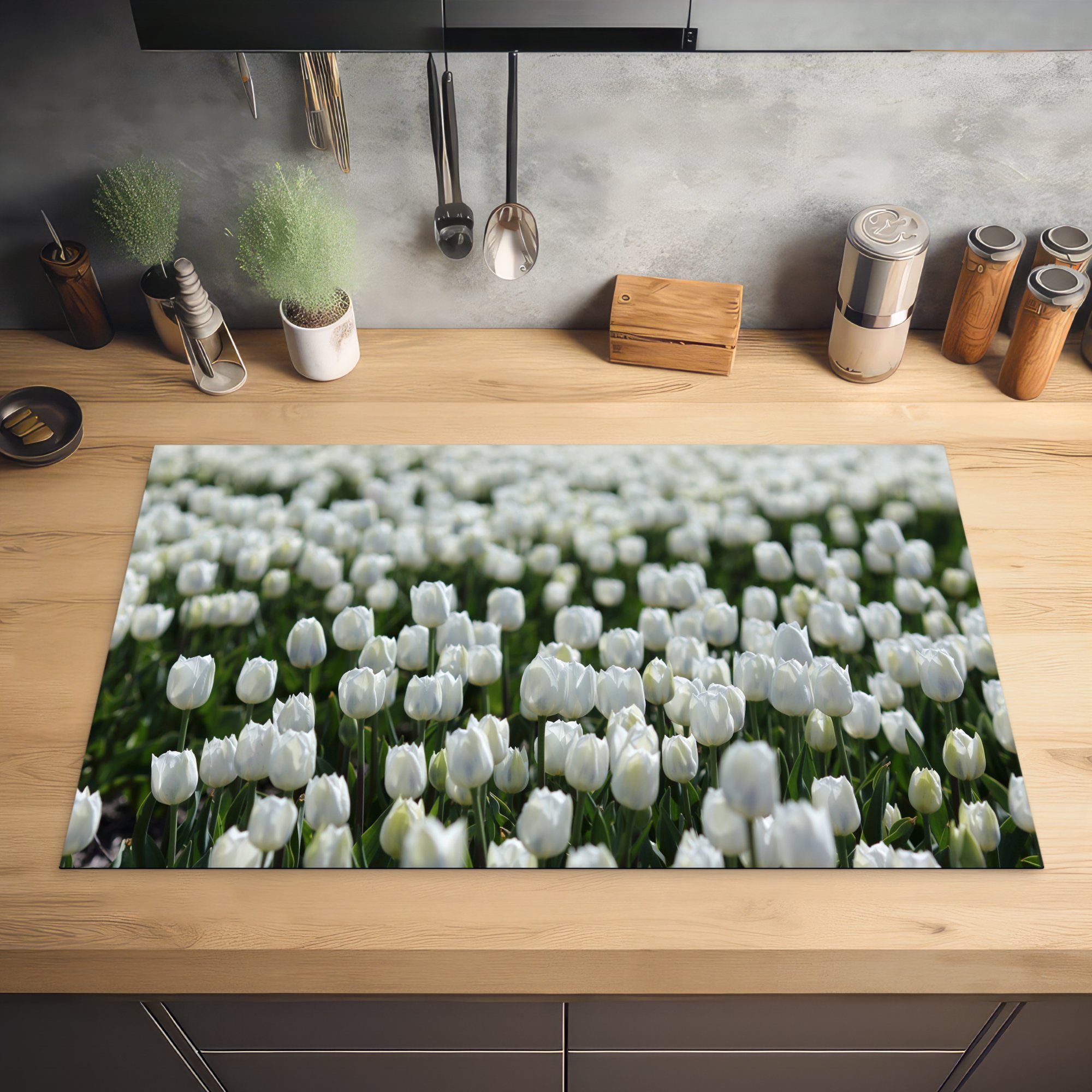 Gebiet Ein tlg), Tulpen MuchoWow Frühling, weißen im Herdblende-/Abdeckplatte mit cm, (1 83x51 Arbeitsplatte Ceranfeldabdeckung, für Vinyl, küche