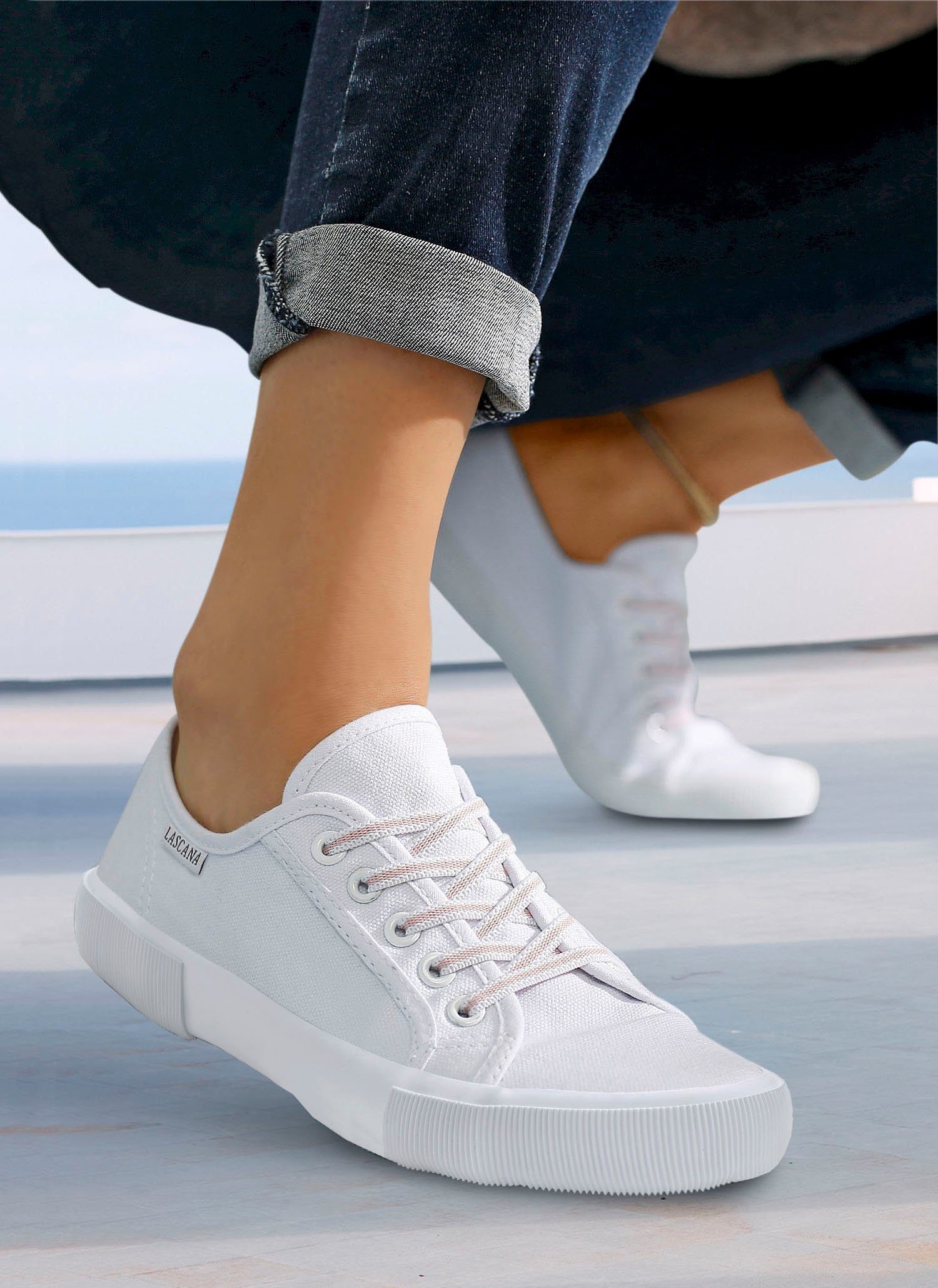 LASCANA Sneaker, Schnürhalbschuh, Freizeitschuh, Slip-On-Sneaker, Sneaker zum Reinschlüpfen mit elastischen Schnürbändern VEGAN