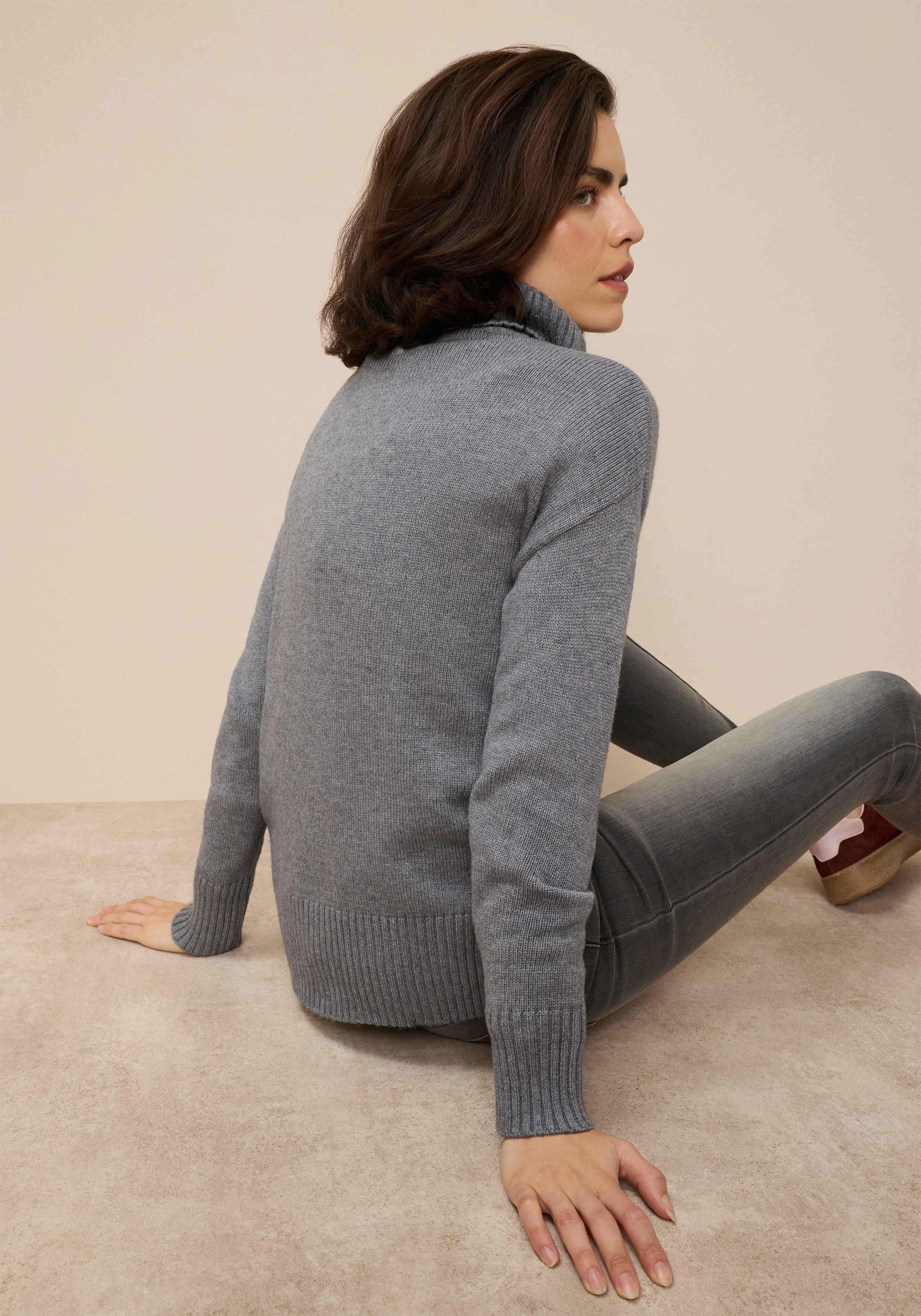 Tamaris Rollkragenpullover in lässiger Form mit seitlichen Schlitzen