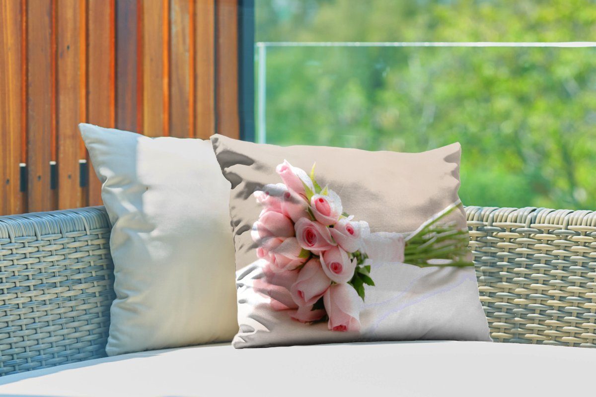 Dekokissenbezug, Rosen Kissenhülle auf rosa Ein weißen Blumenstrauß MuchoWow Outdoor-Dekorationskissen, aus Polyester, Dekokissen Tisch, einem