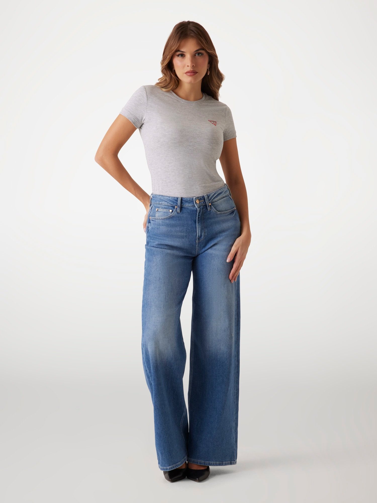Guess T-Shirt SS CN MINI TRIANGLE TEE aus Baumwolljersey mit Stretch, Slim Fit – Bild 4 von 5