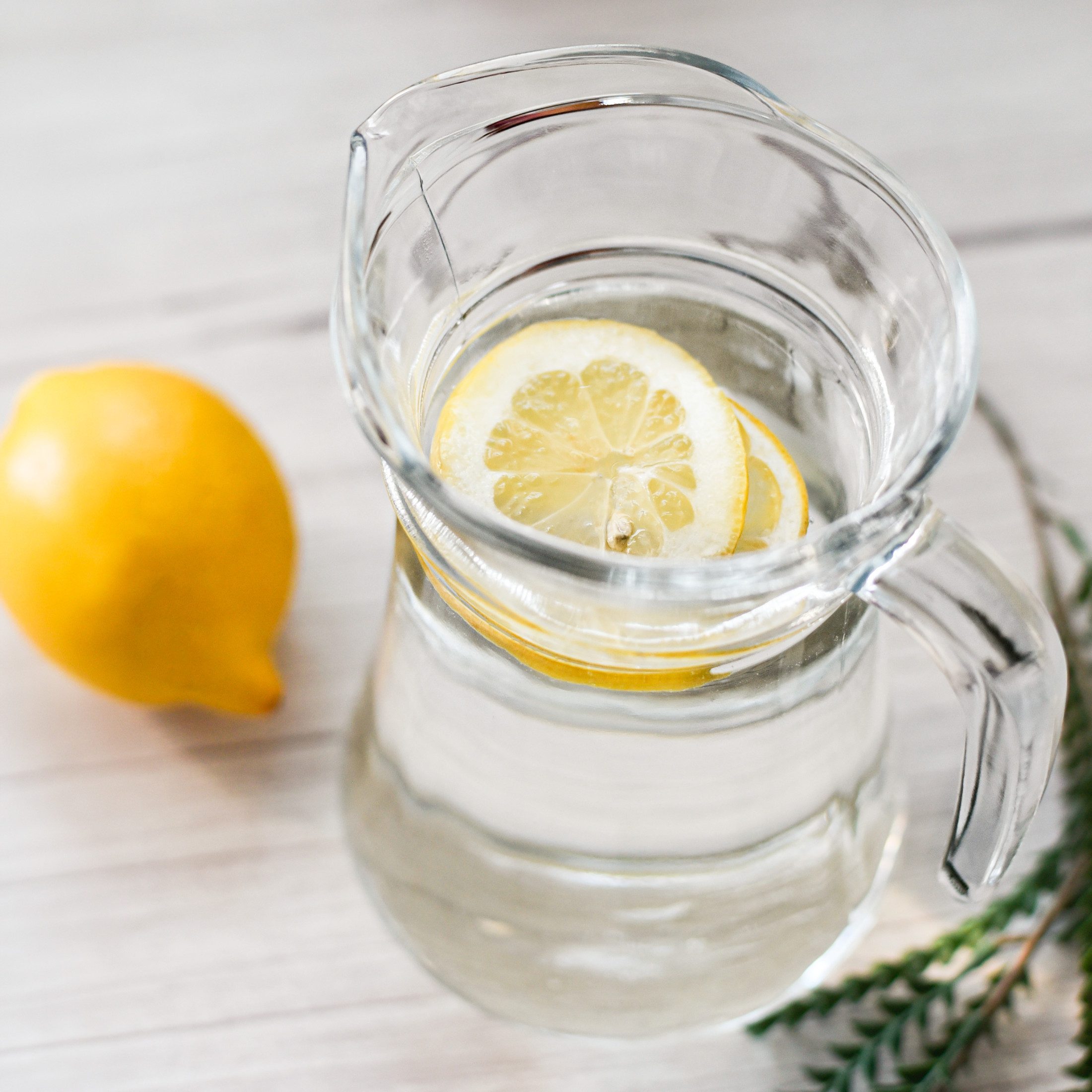Sendez Wasserkaraffe Glaskrug mit Henkel 1 L Wasserkrug Glaskaraffe Karaffe Krug Saftkrug