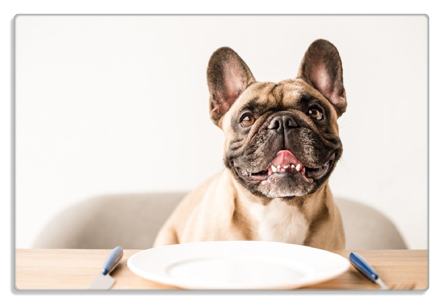 Wallario Frühstücksbrett Hund freut sich auf Essen, (inkl. rutschfester Gummifüße 4mm, 1-St), 20x30cm