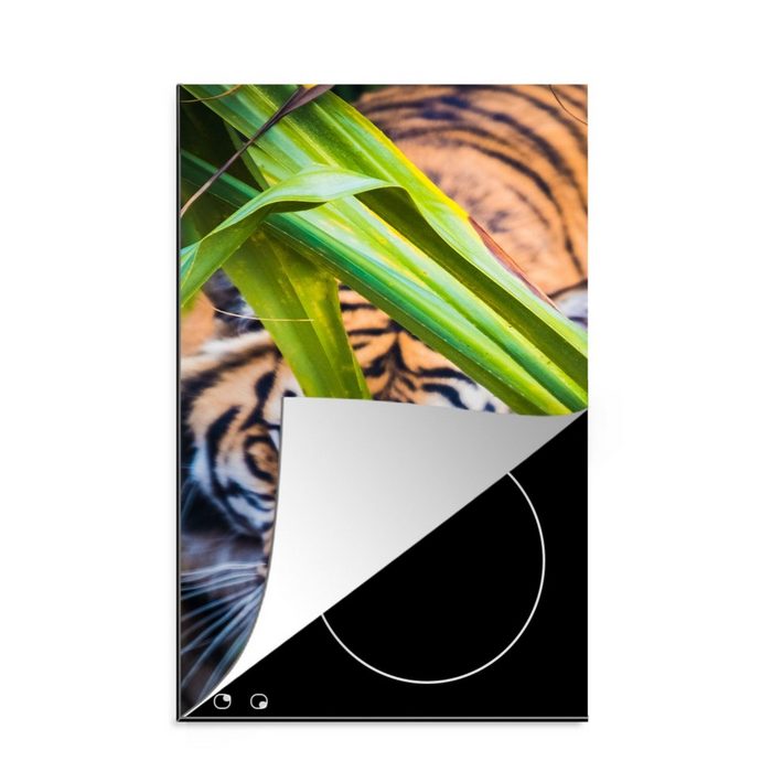 MuchoWow Herdblende-/Abdeckplatte Versteckter Sumatra-Tiger im Laub Vinyl (1 tlg) Küchen Dekoration für Induktionsherd Induktionskochfeld