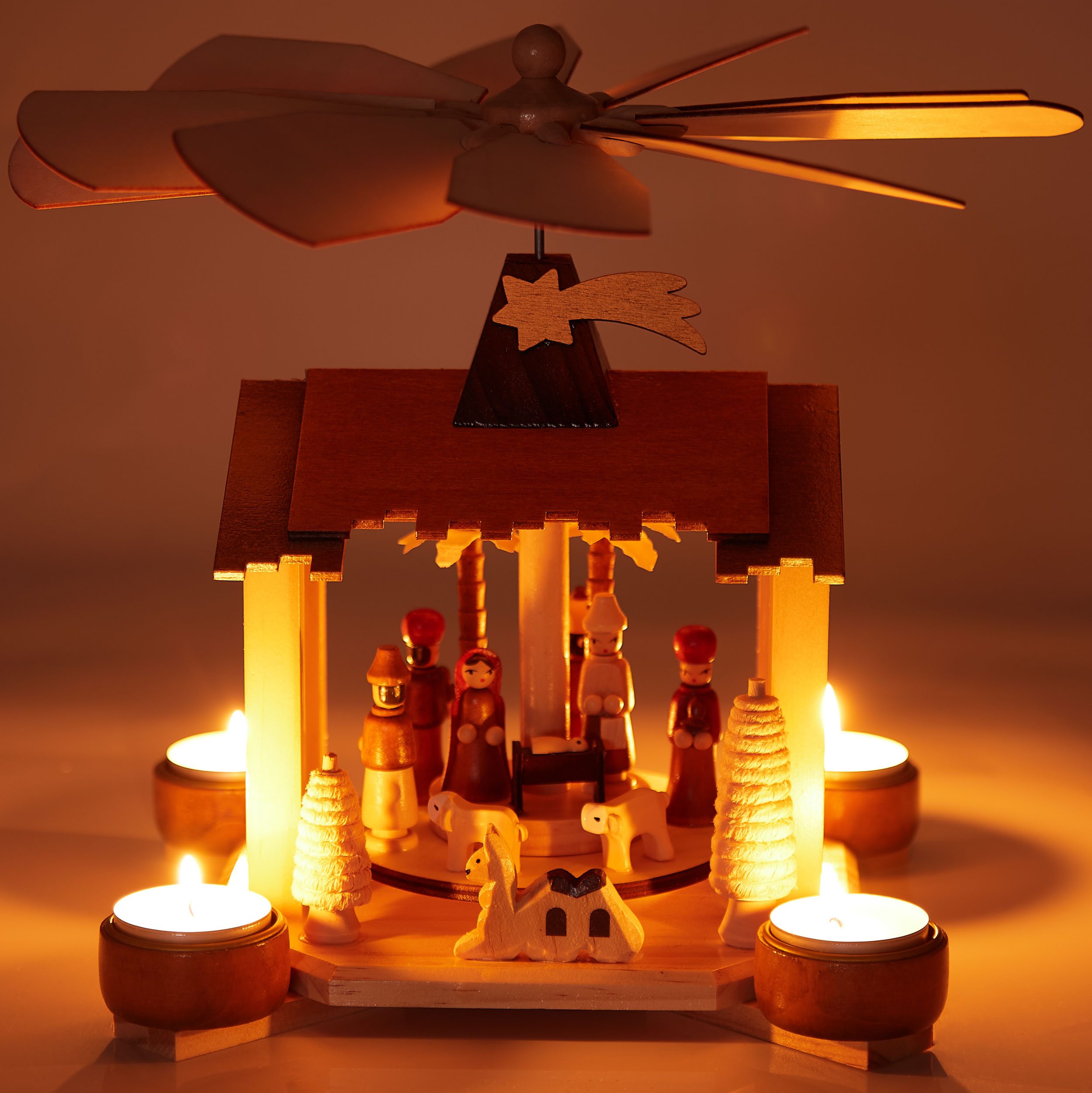 BRUBAKER Weihnachtspyramide 28 cm Holzpyramide - Krippe mit Jesus, Maria, Josef und Betlehem Stern, Teelichtpyramide aus Holz für Weihnachten - Handbemalt - Braun