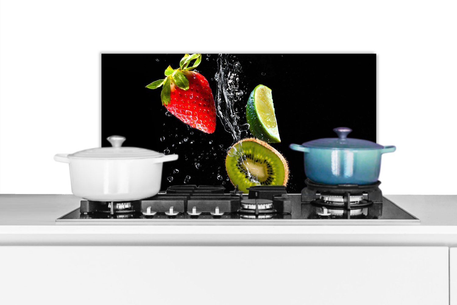 MuchoWow Küchenrückwand Obst - Wasser - Schwarz - Stillleben Erdbeere - Kiwi, (1-tlg), 60x30 cm, Wandschutz, gegen Fett und Schmutzflecken für Küchen