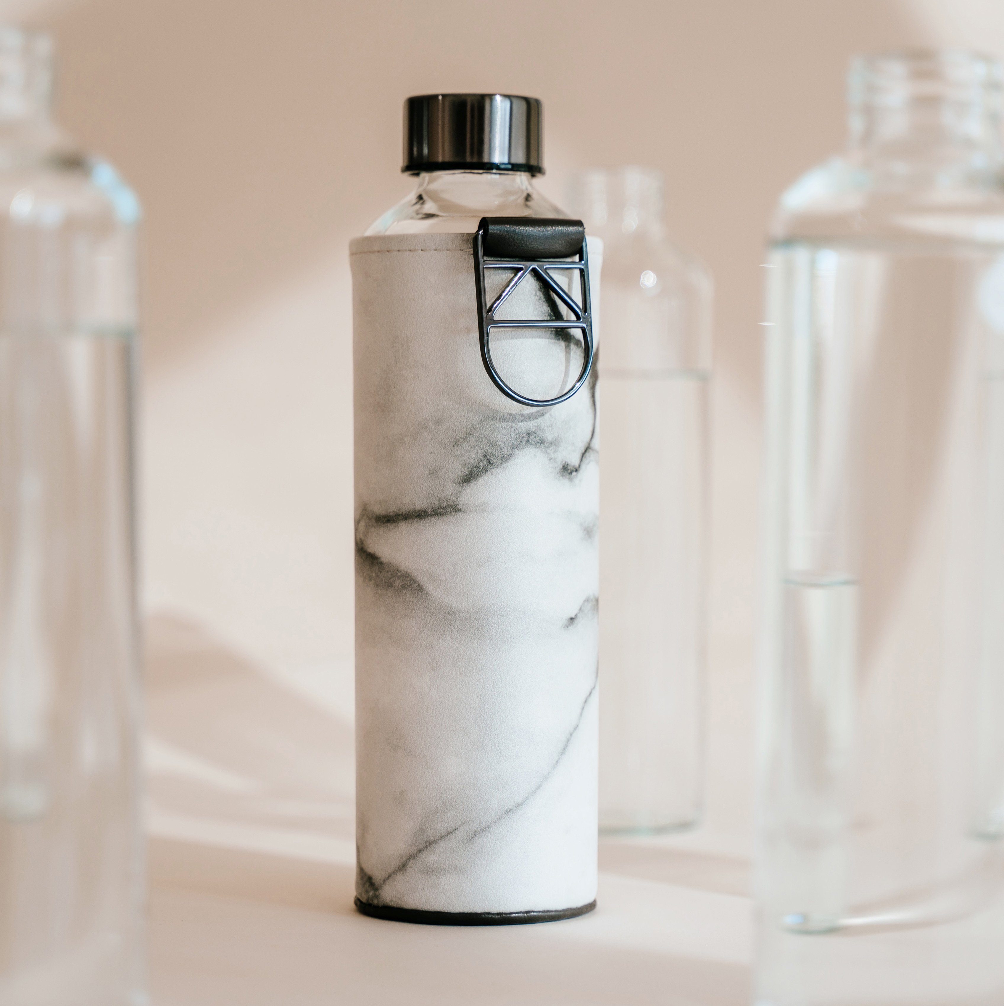 equa Trinkflasche Mismatch Stone, Borosilikatglas, Kunstlederhülle ml und mit 750 Metallgriff