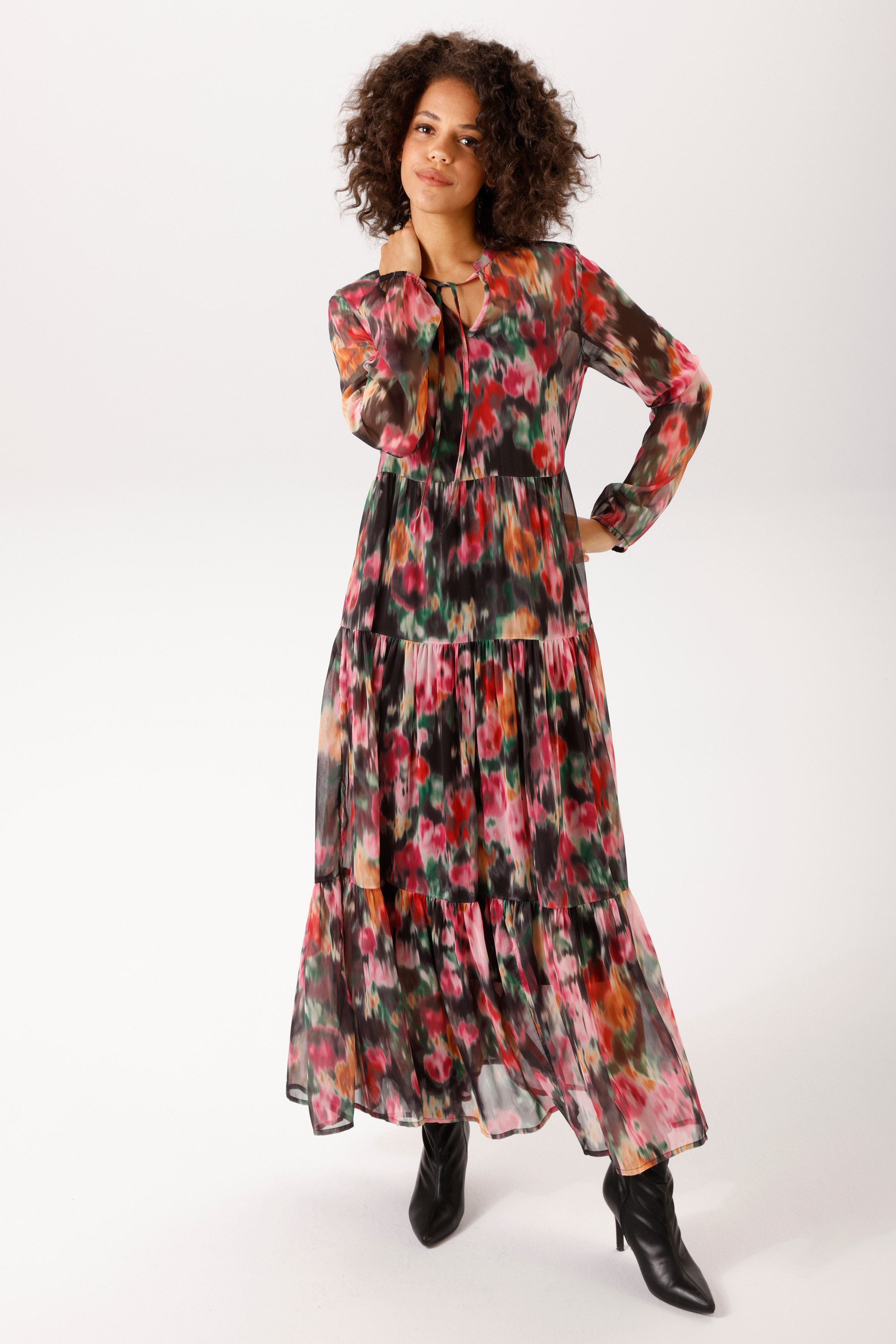 Aniston CASUAL Maxikleid (mit Jersey-Unterkleid) mit farbenfrohen Batikblumen bedruckt - NEUE KOLLEKTION. € 54,99, (€ 54,99 pro 1 Stk).