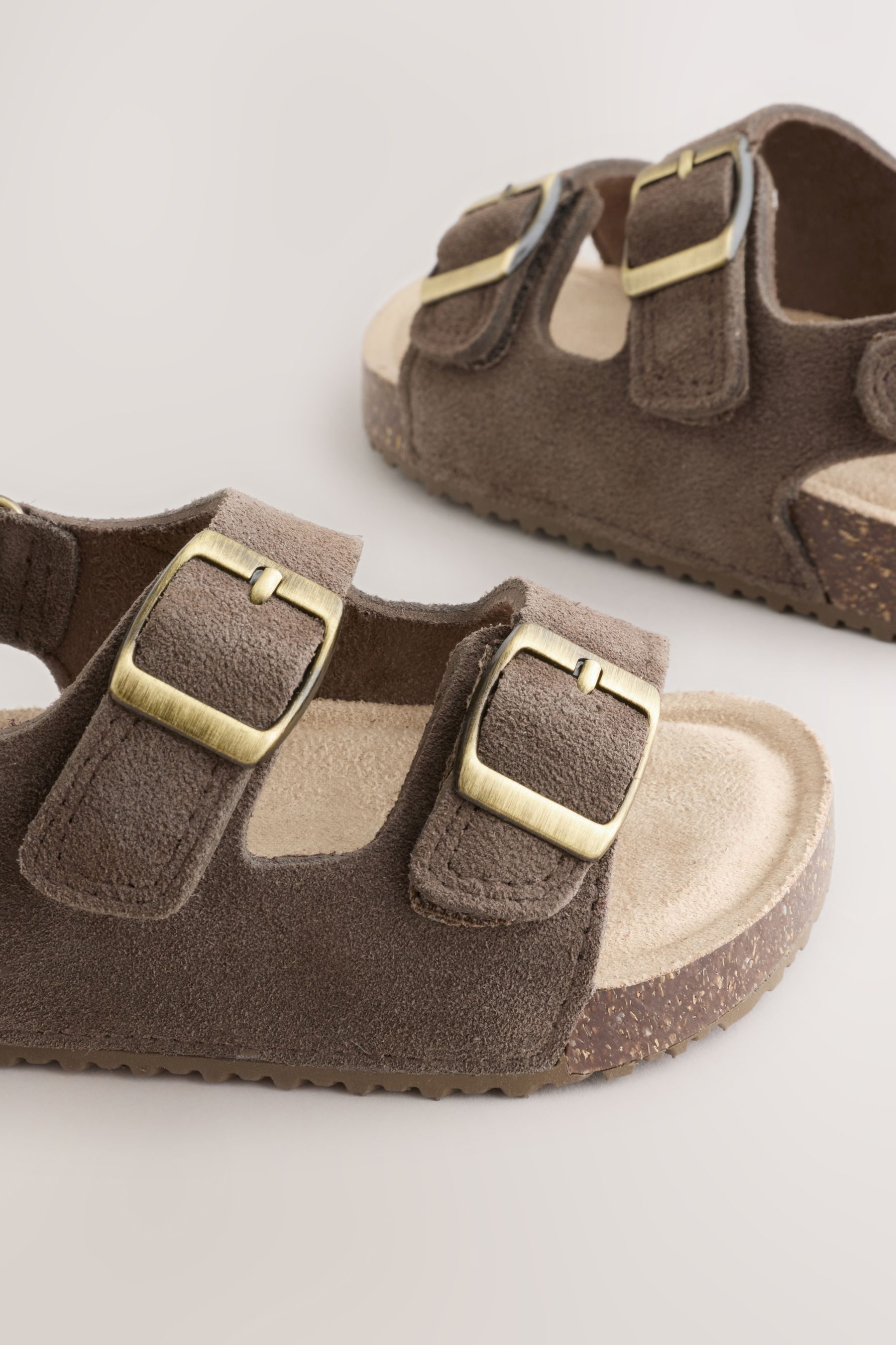 Next Sandalen mit 2 schmalen Riemchen und Kork-Fußbett Sandale (1-tlg)