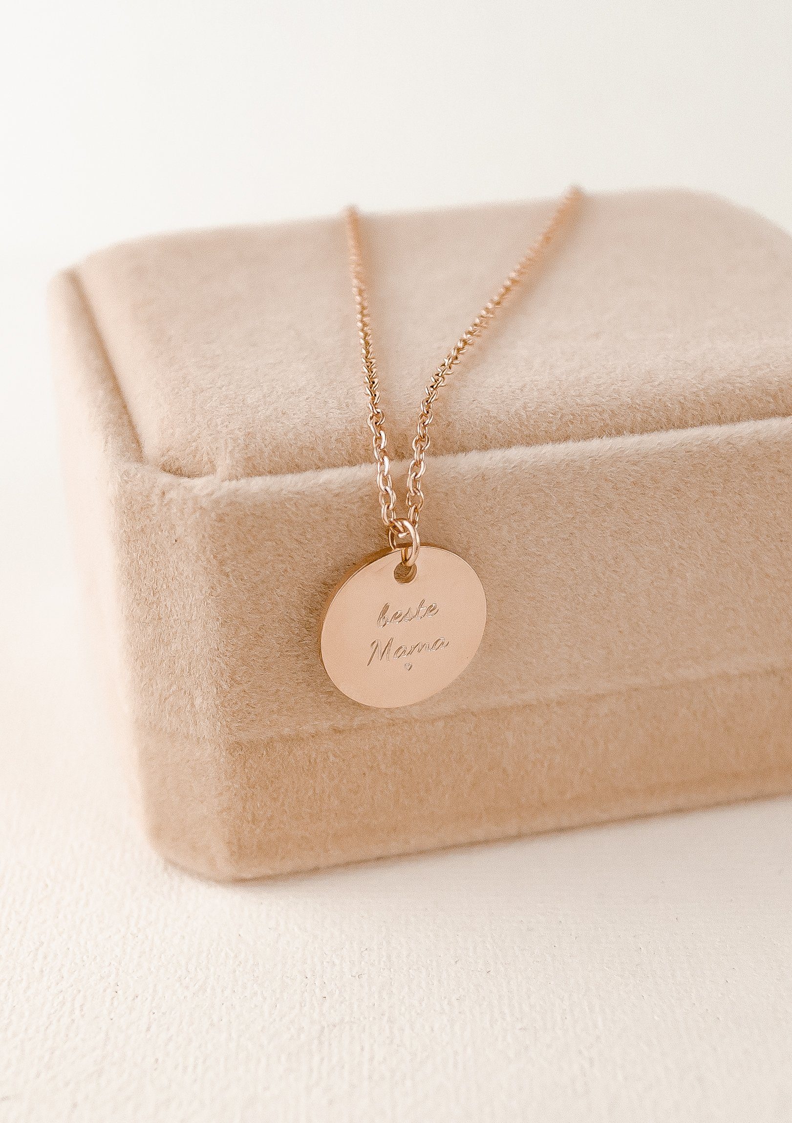 Hey Happiness Kette mit Gravur ‘Beste Mama’ Kreis Plättchen hängend, 18K Roségold vergoldet, Damen Kette Edelstahl Anhänger graviert, wasserfest