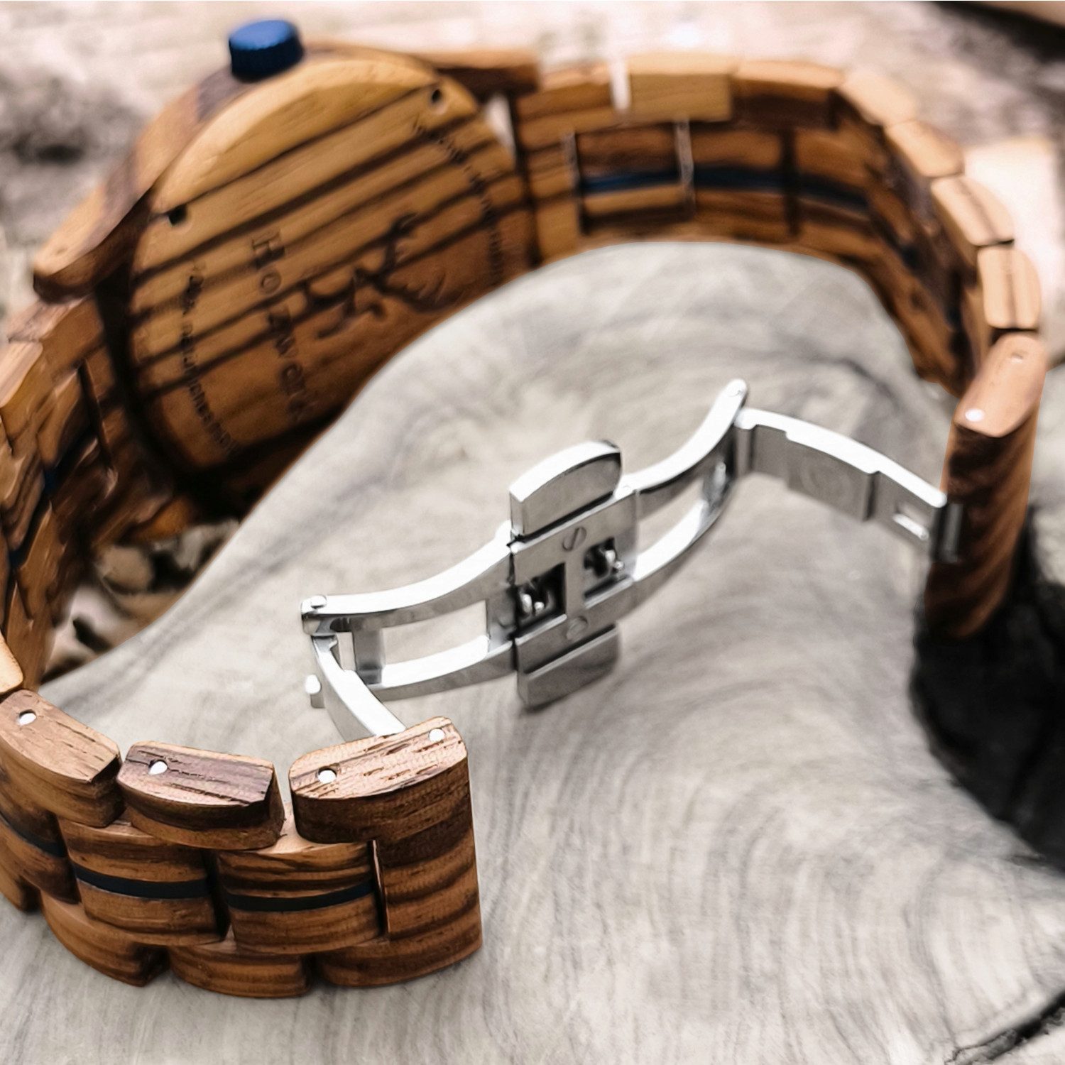 Holzwerk Quarzuhr KIEL Designer Holz Armbanduhr mit Datumsanzeige in Walnuss braun, blau KIEL