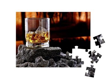 puzzleYOU Puzzle Glas mit Whiskey auf einem Stein, 48 Puzzleteile, puzzleYOU-Kollektionen Whisky