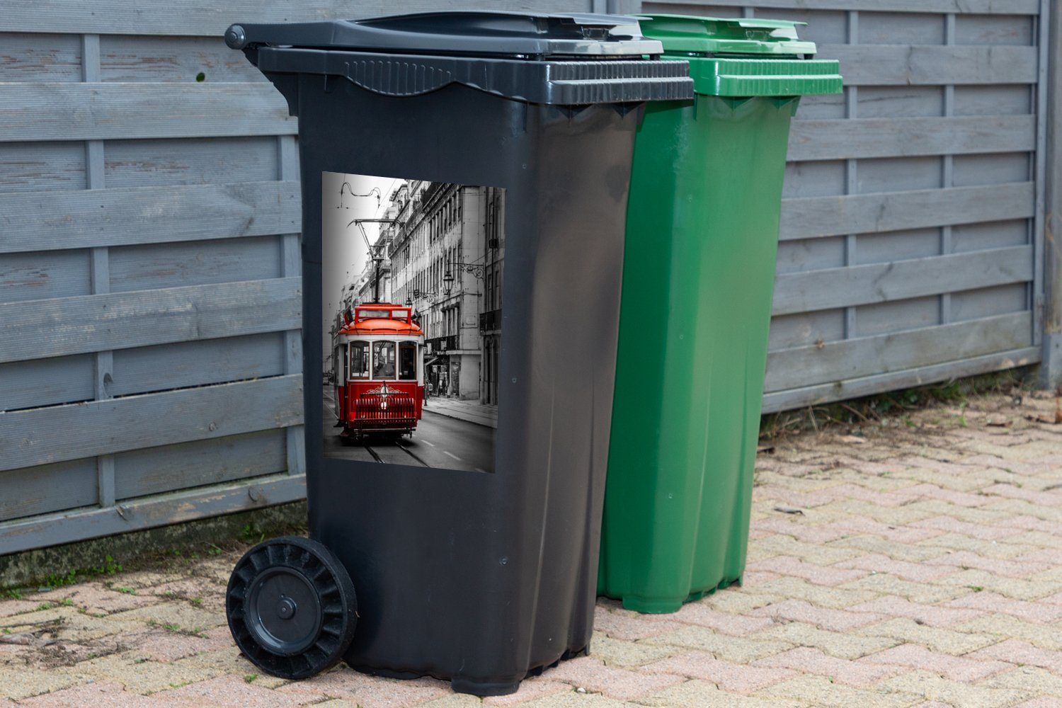 (1 Mülltonne, St), eines Zuges Container, Wandsticker Schwarz-Weiß-Foto alten roten Abfalbehälter Mülleimer-aufkleber, MuchoWow Sticker,