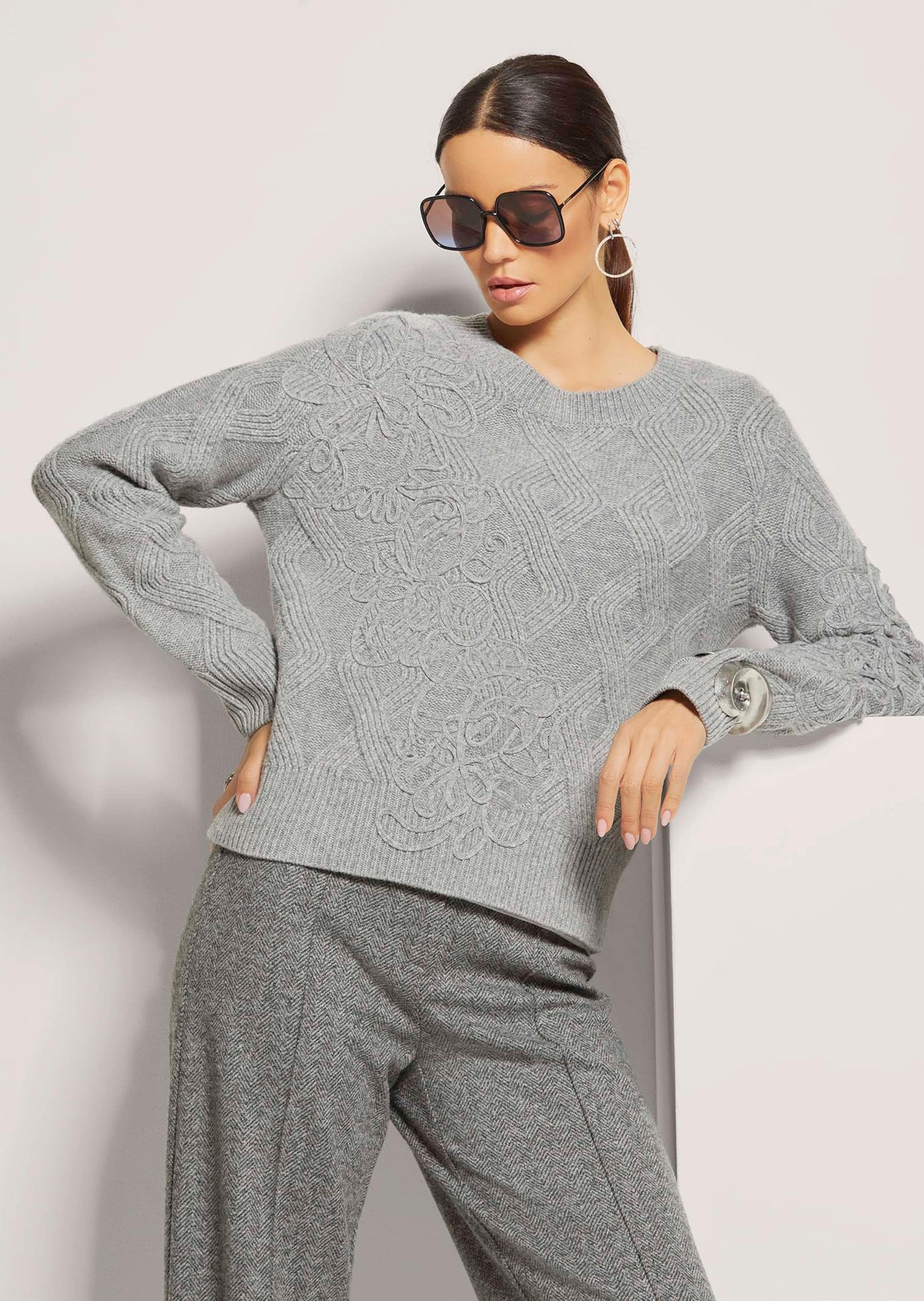 MADELEINE Strickpullover Rundhals-Wollpullover mit Kordelstickerei Schurwollpullover mit Rundhals, kunstvoll verstrickt, langärmelig