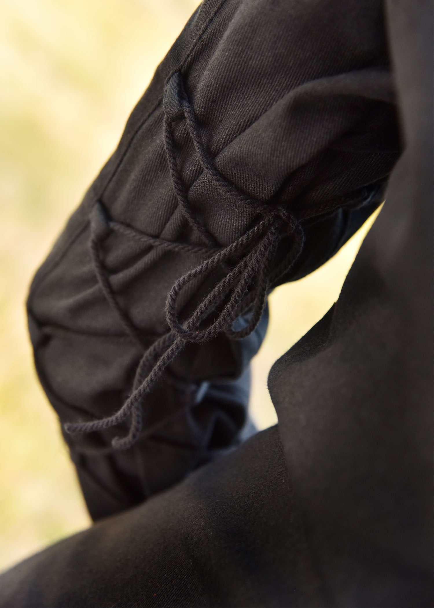 Battle Merchant Burgfräulein-Kostüm Mittelalterliches Kleid schwarz mit Samt-Details "Meira", Gr. XXL