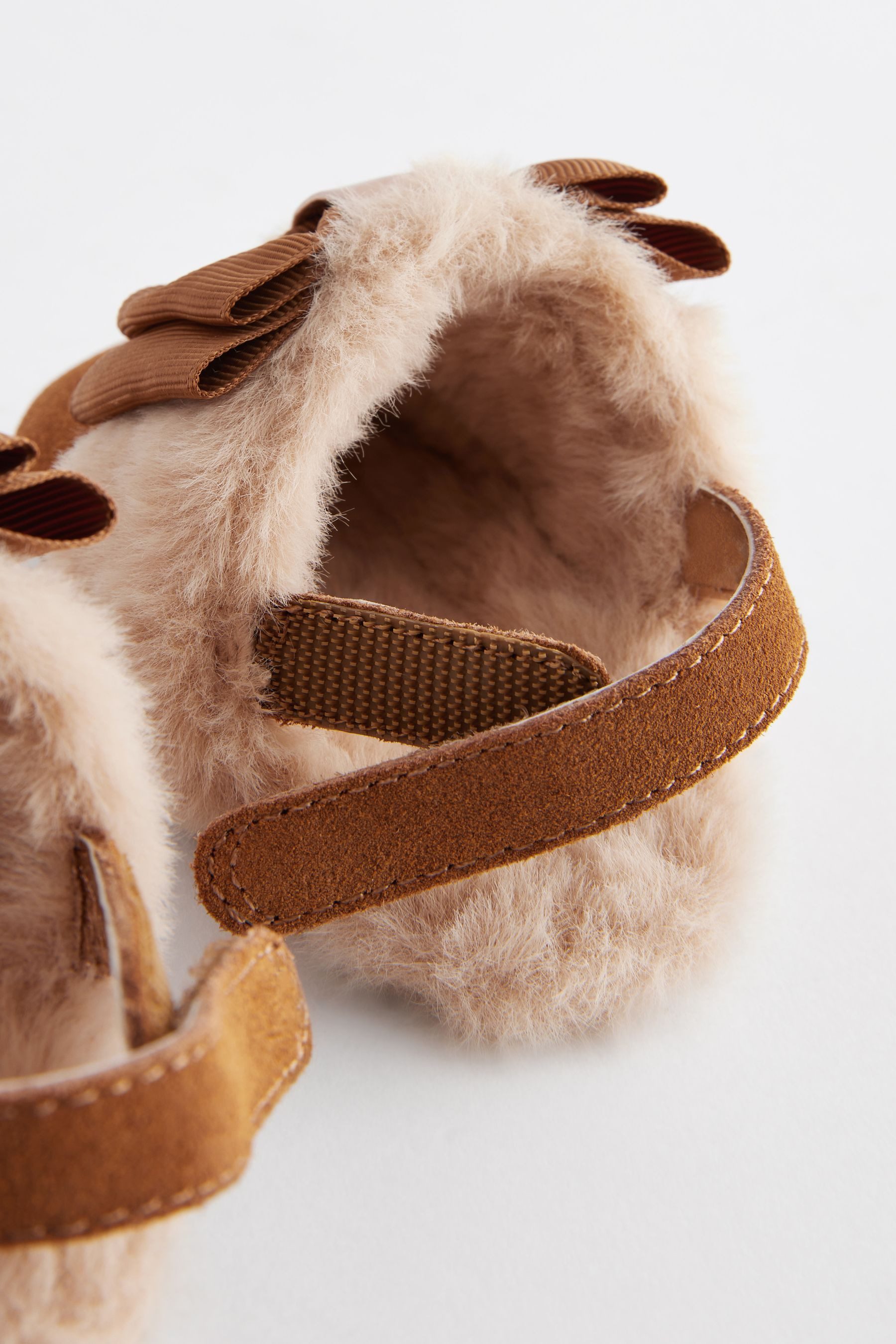 Baker by Ted Baker Baker by Ted Baker Kunstfell-Babschuhe für Mädchen Pantolette (1-tlg)