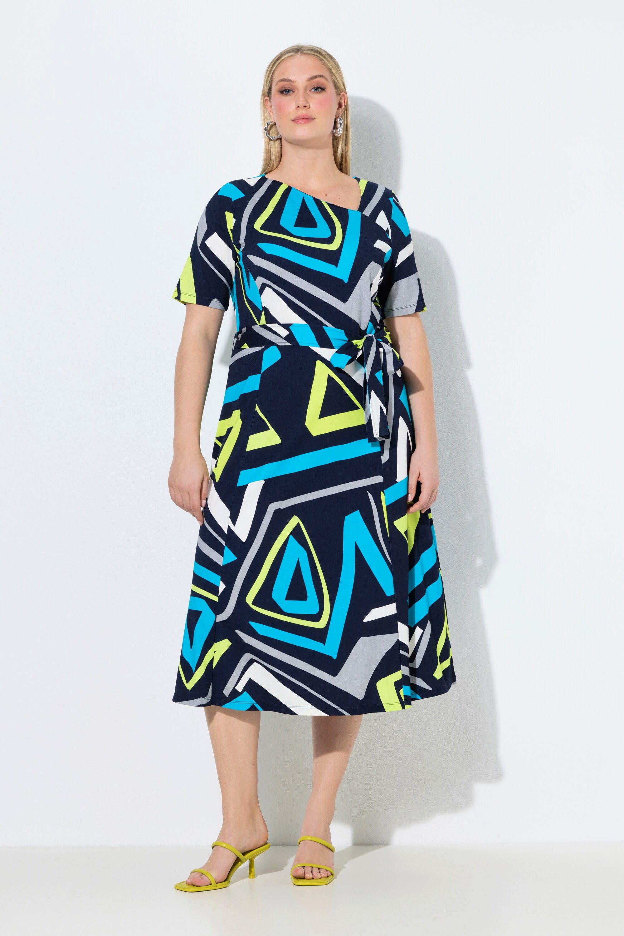 Ulla Popken Maxikleid Midikleid grafischer Druck V-Ausschnitt Halbarm