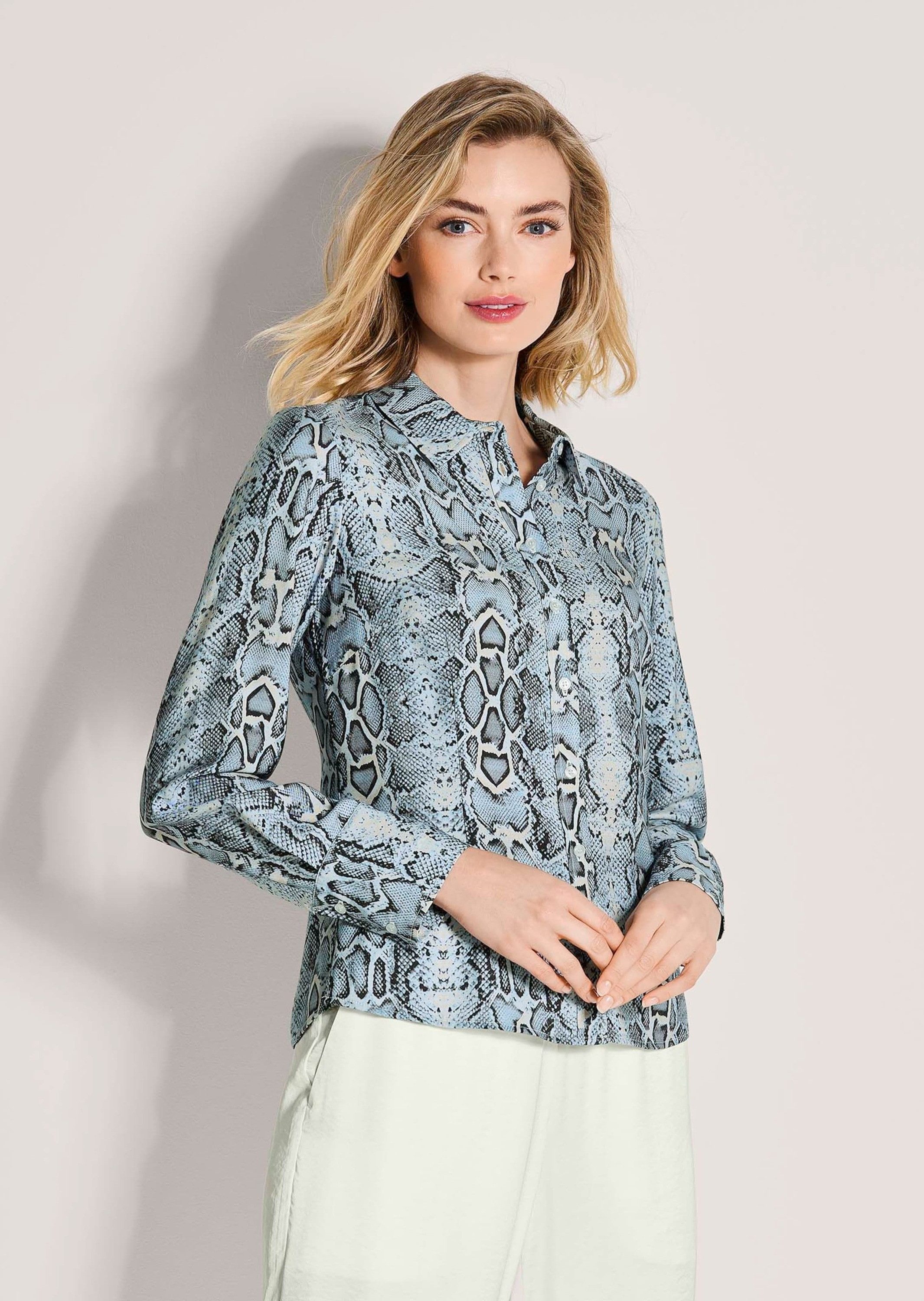 MADELEINE Langarmbluse Viskosebluse mit Animal-Print Druckbluse mit Hemdkragen, Knopfleiste und Langarm