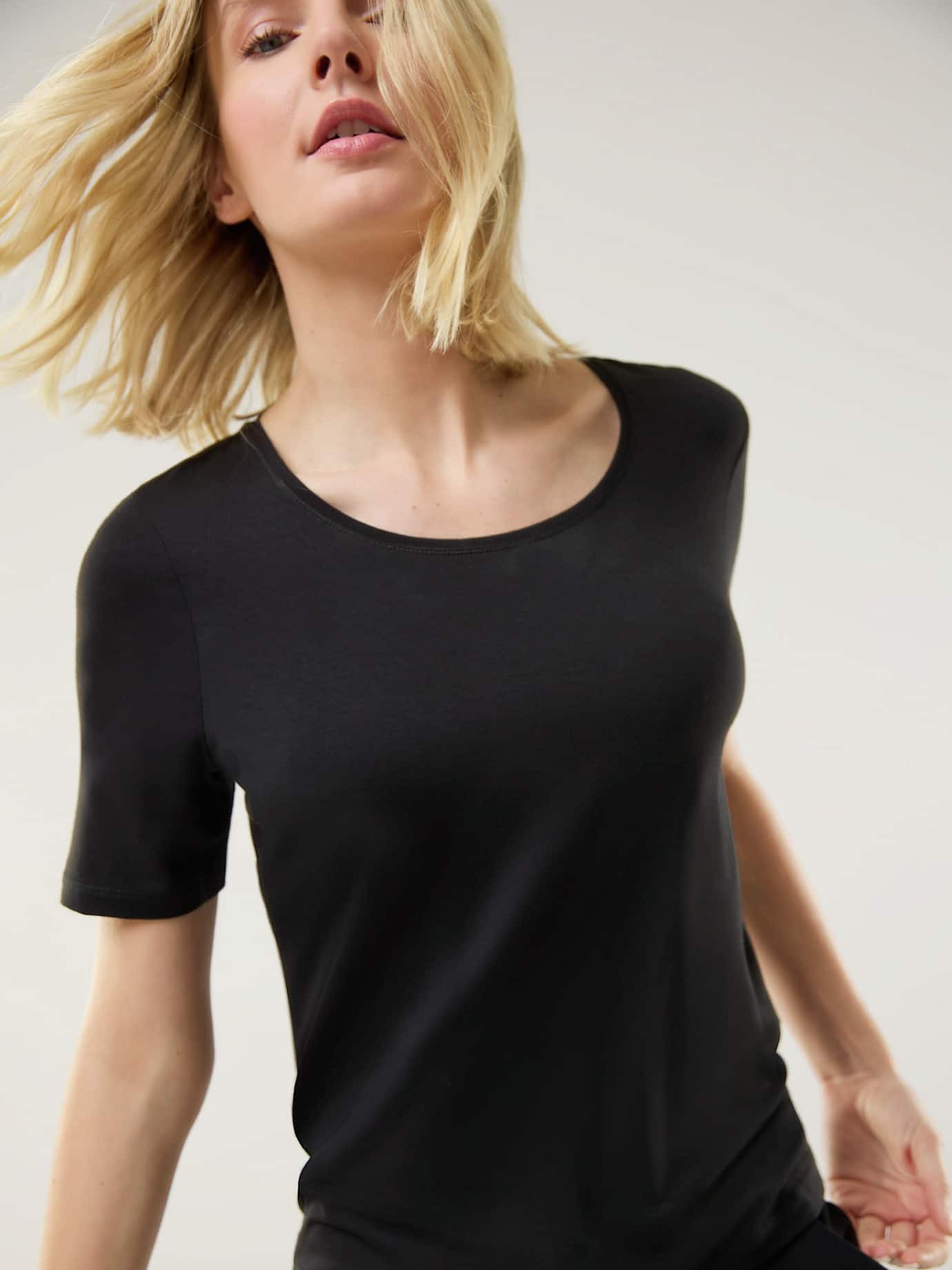 Walbusch T-Shirt Damen Viskose Shirt Rundhals Kurzarm leicht tailliert pflegeleicht Zart glänzende Jersey-Qualität, elastischer Sitz