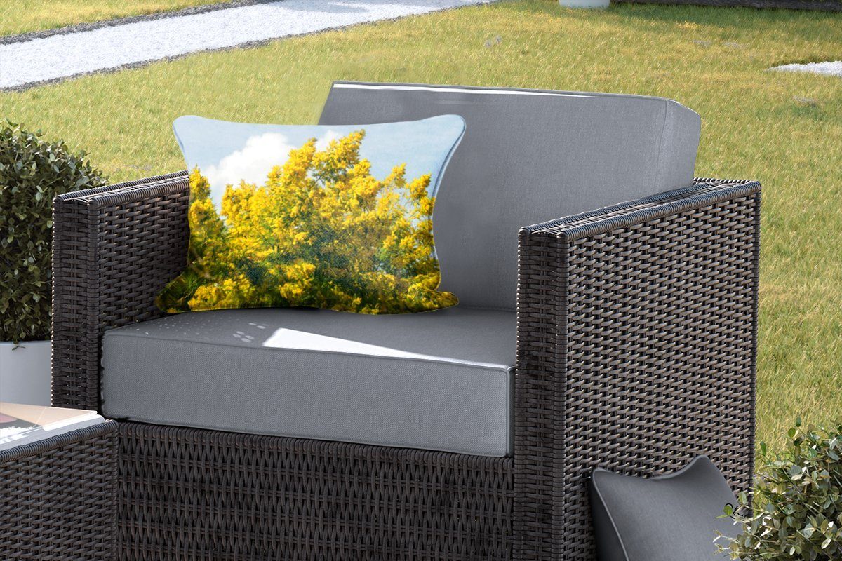 MuchoWow Dekokissen Mimosenblüten mit blauem Himmel, Dekokissenbezug, Kissenhülle Outdoor-Dekorationskissen, Polyester