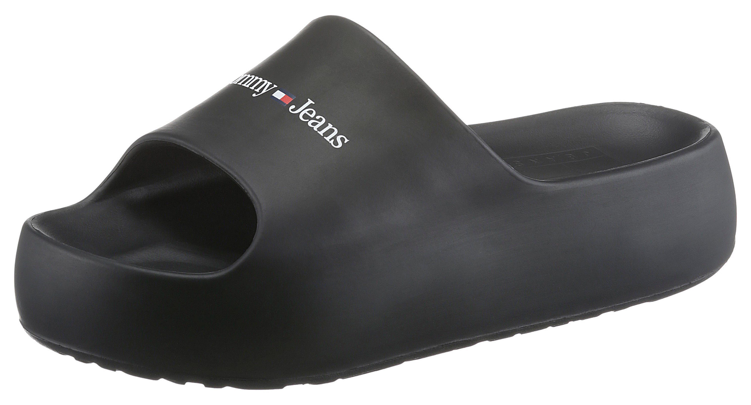 Tommy Jeans TJW CHUNKY FLATFORM POOL SLIDE Pantolette mit Logoschriftzug auf der Bandage schwarz